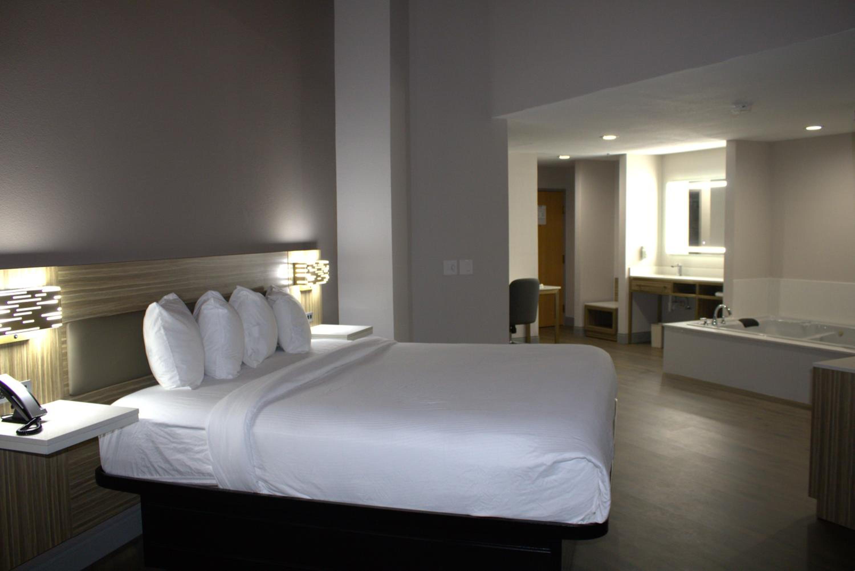 Deluxe King Studio Suite - Non-Smoking - Photo 2