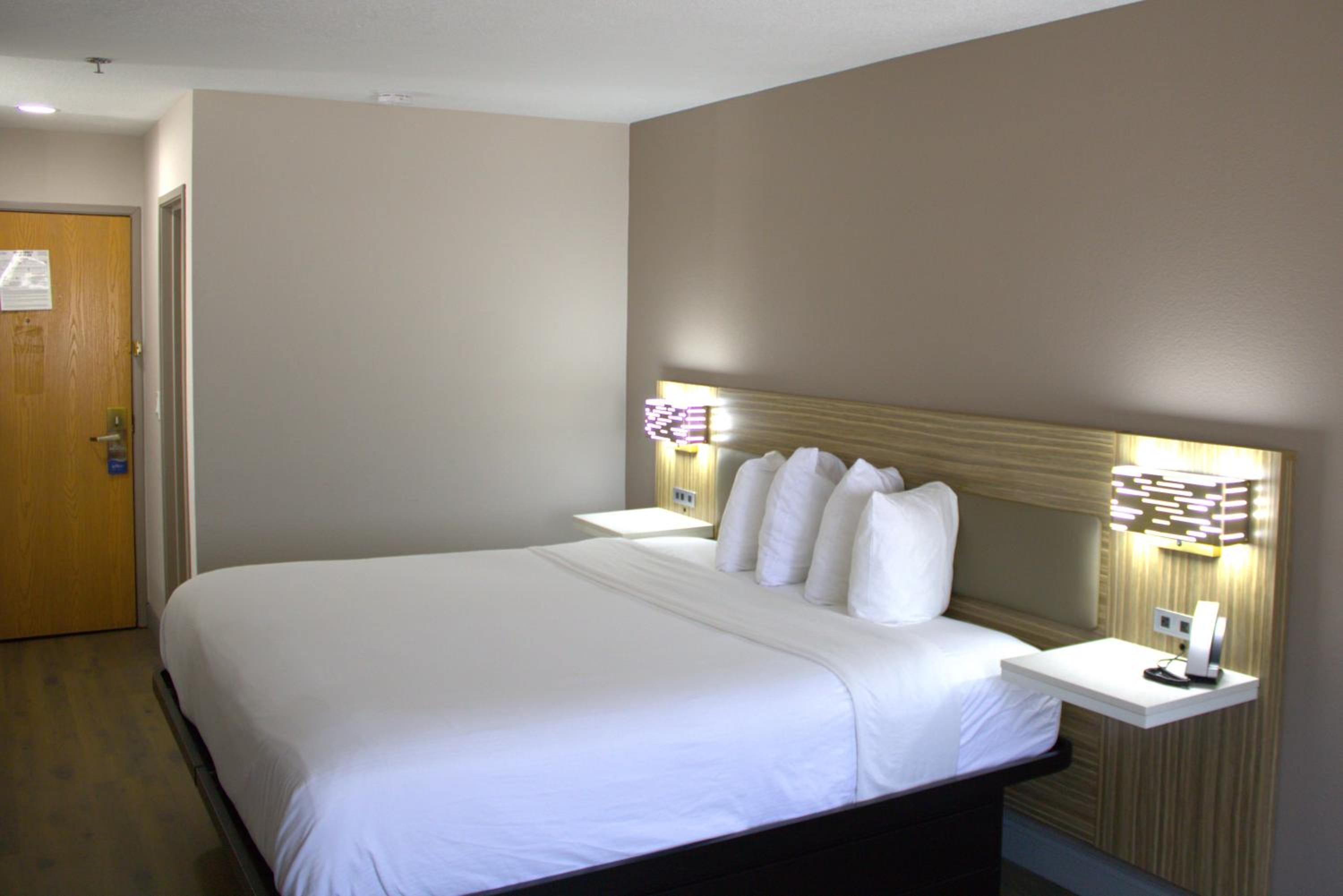 King Room - Non-Smoking - Photo 3