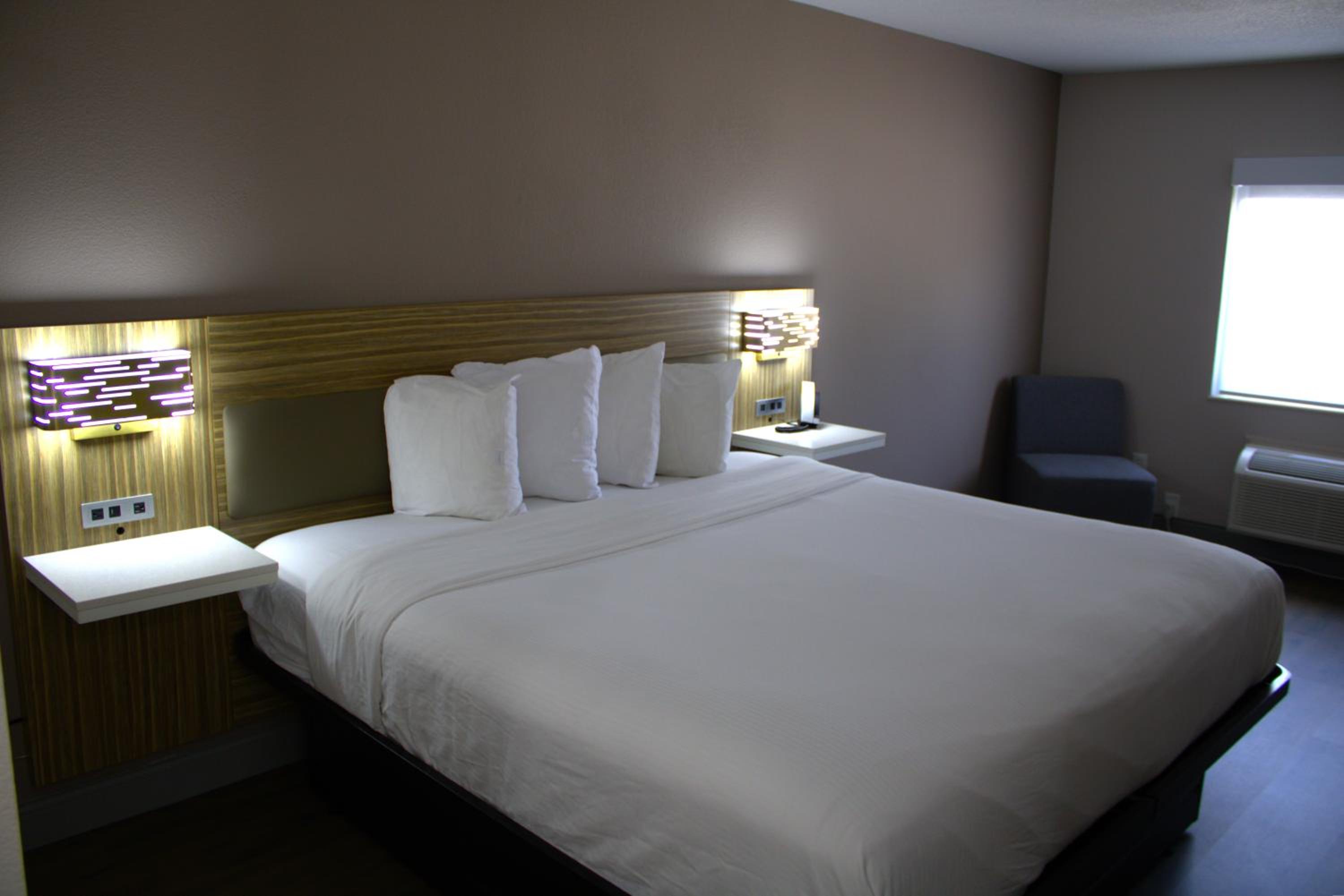King Room - Non-Smoking - Photo 2