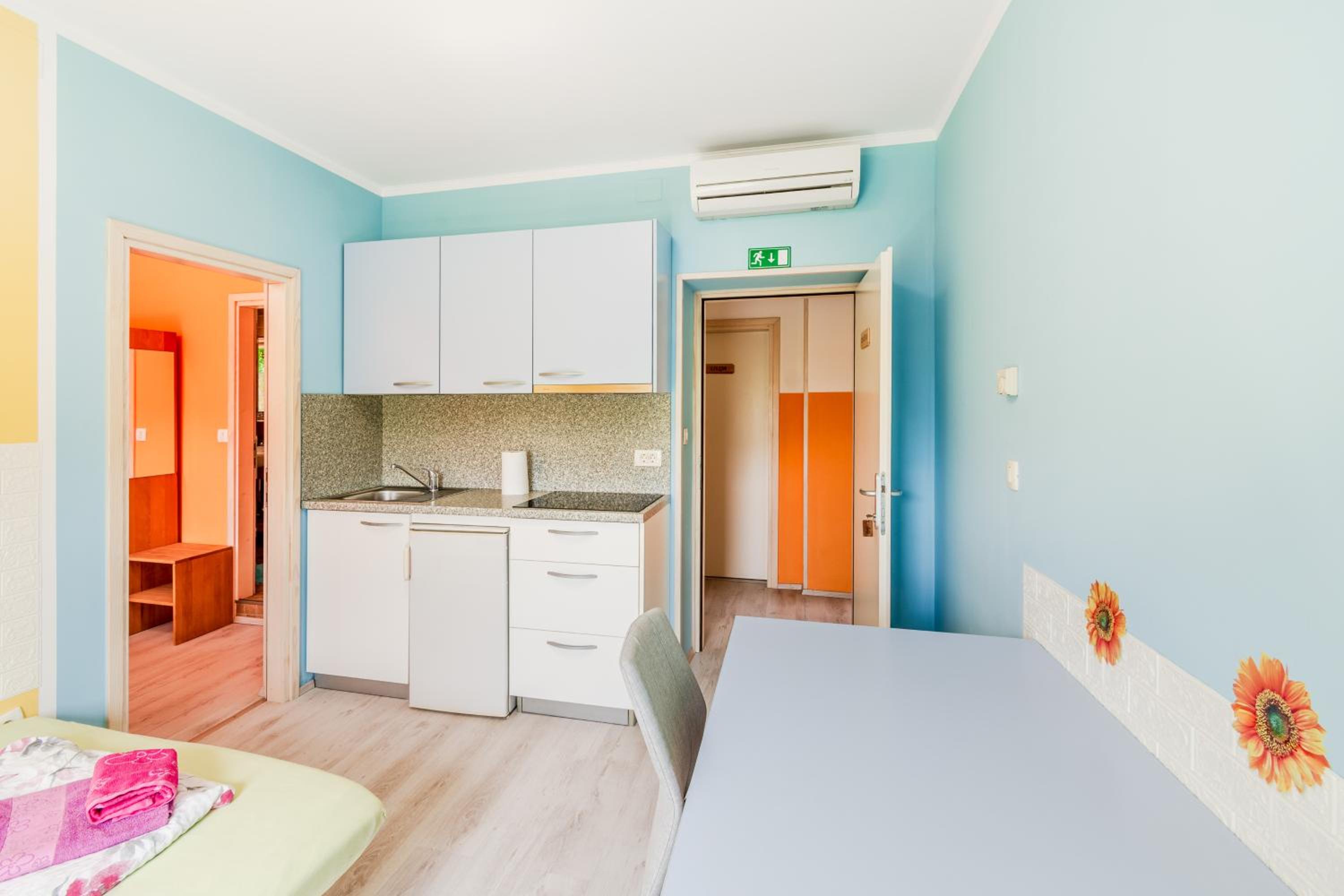 Apartment with Shower - Photo 9