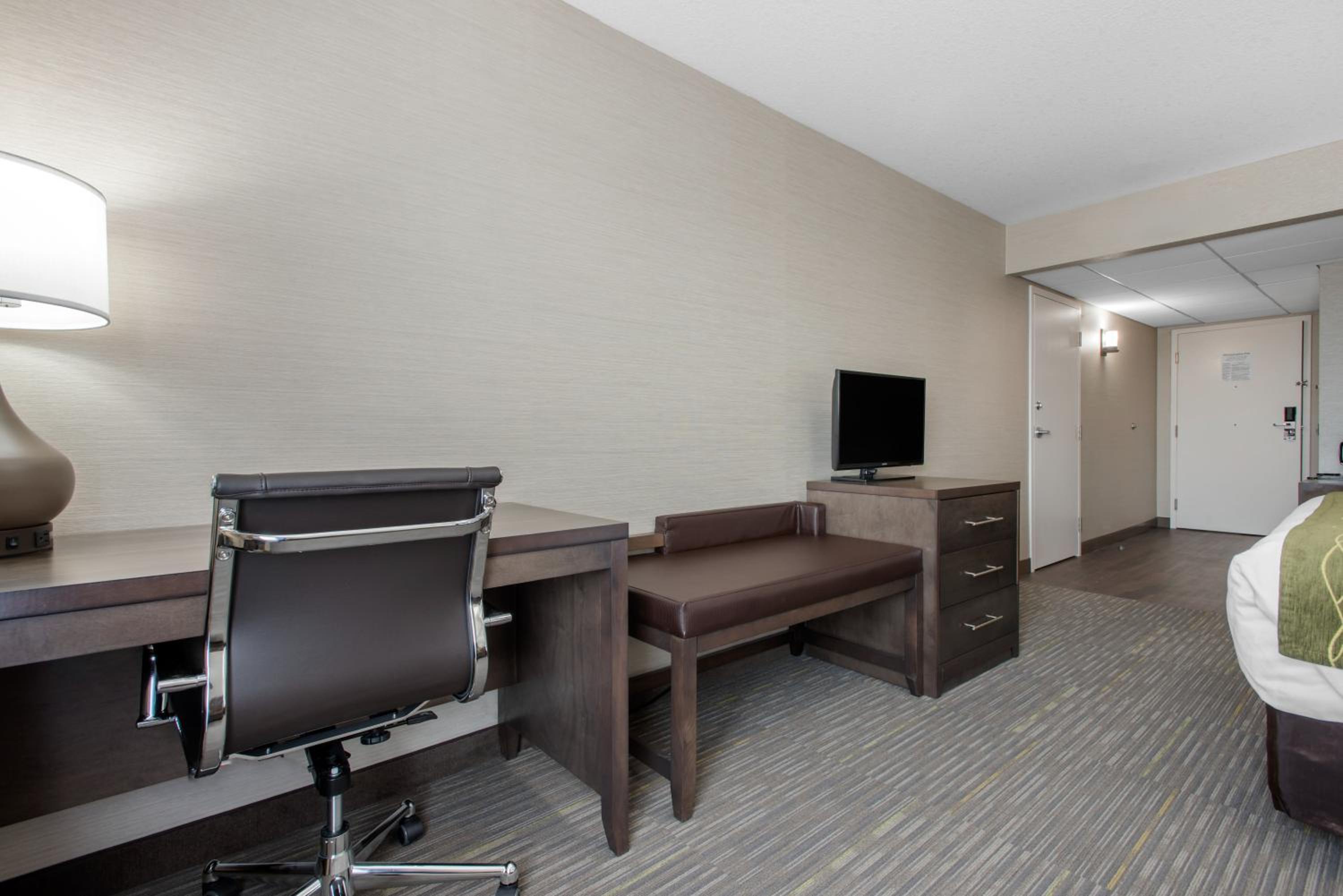 Queen Room with Sofa-Bed - Accessible/Non-Smoking - Photo 9