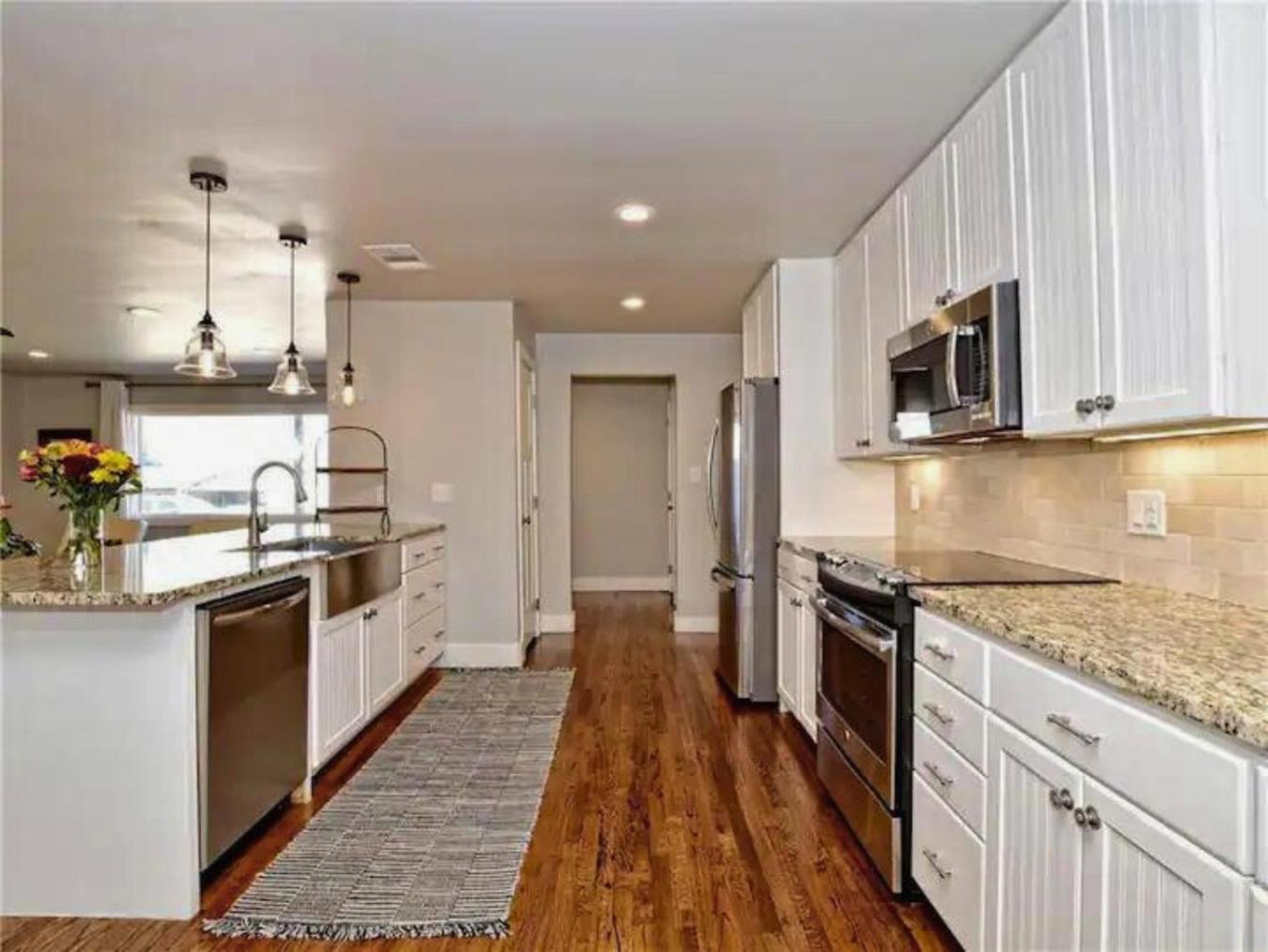 Four-Bedroom House - Photo 23
