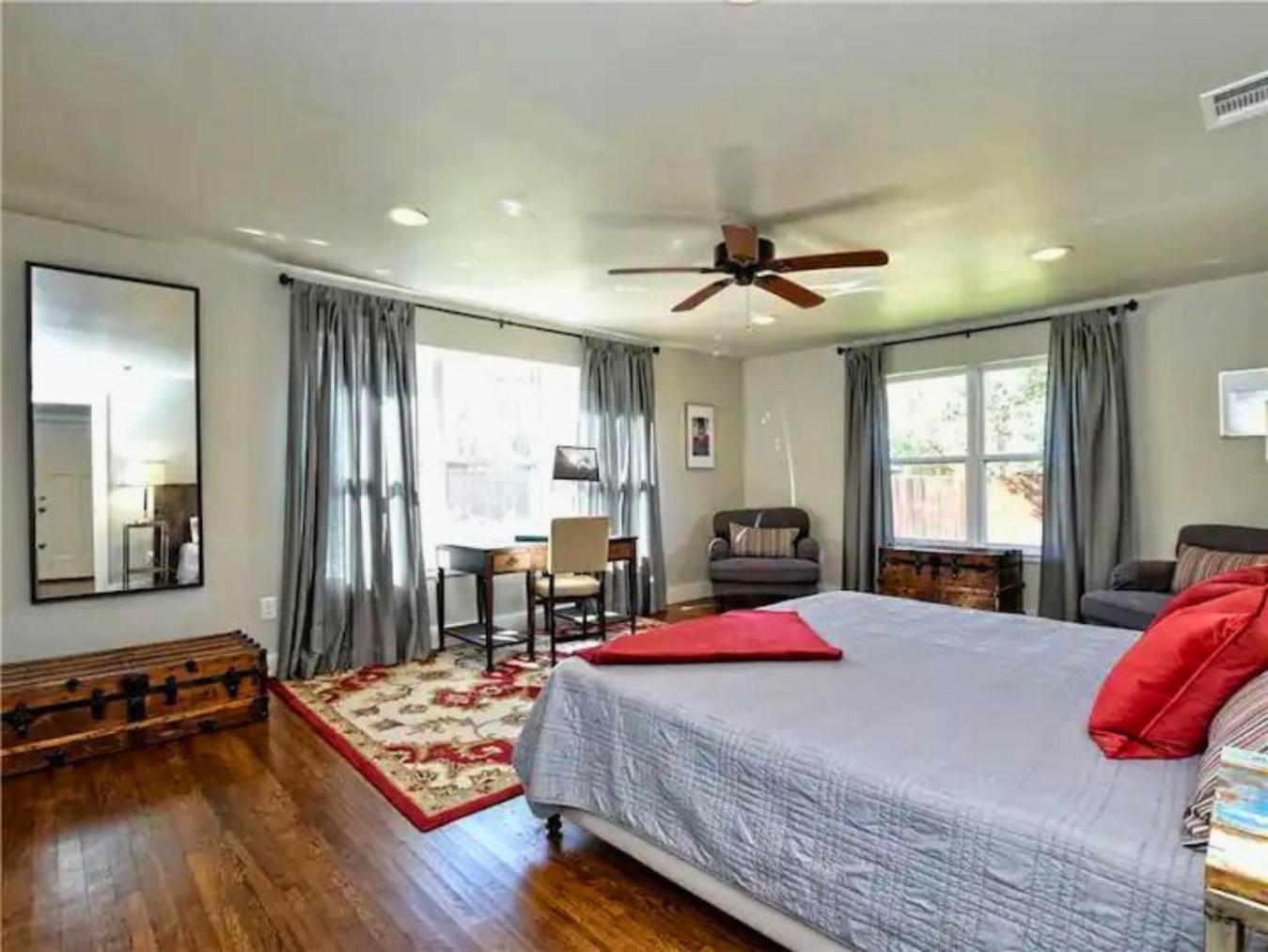 Four-Bedroom House - Photo 10