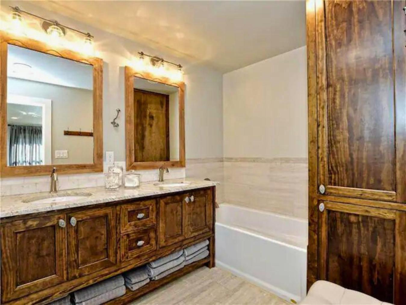 Four-Bedroom House - Photo 14