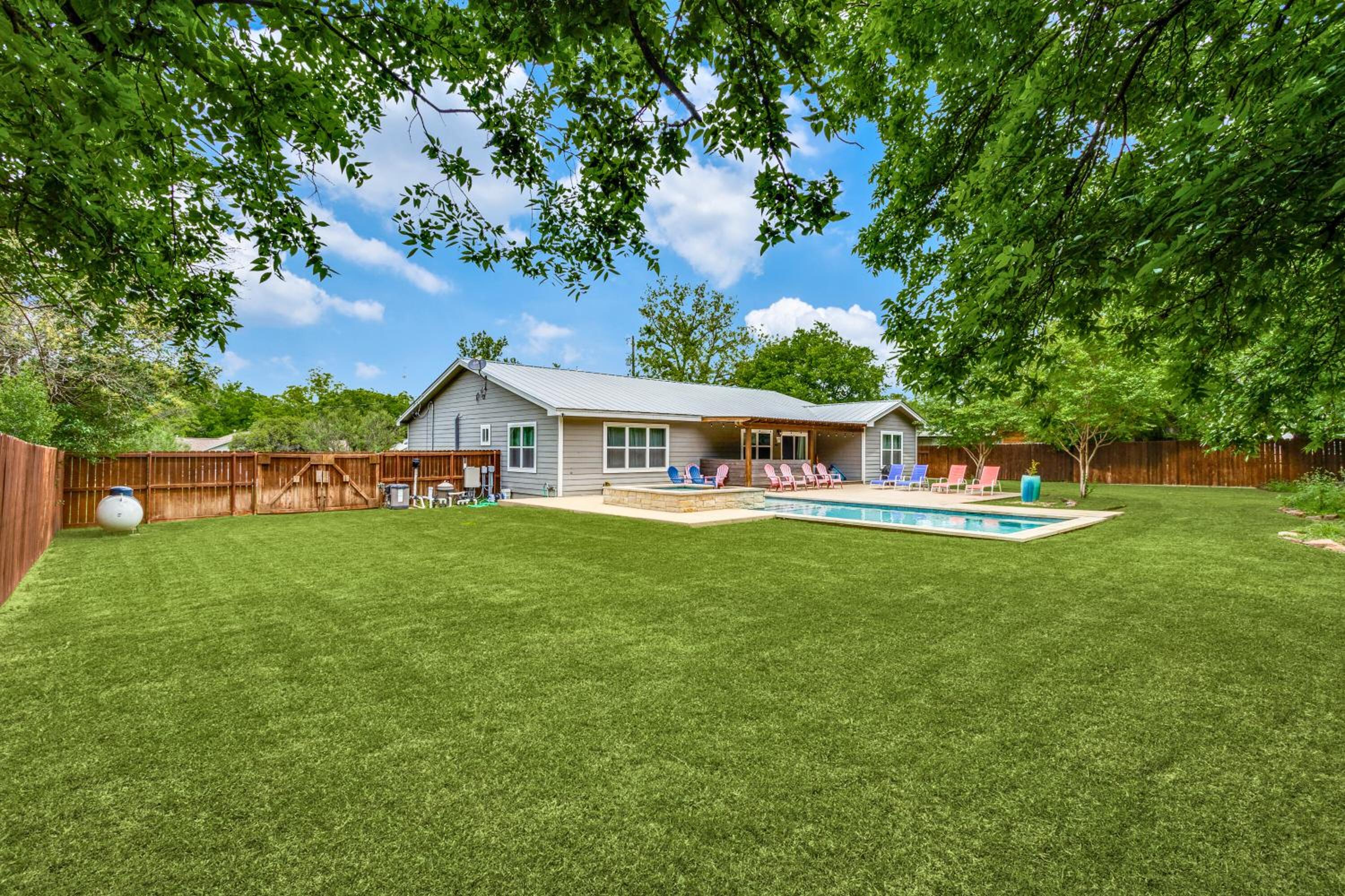 Four-Bedroom House - Photo 20