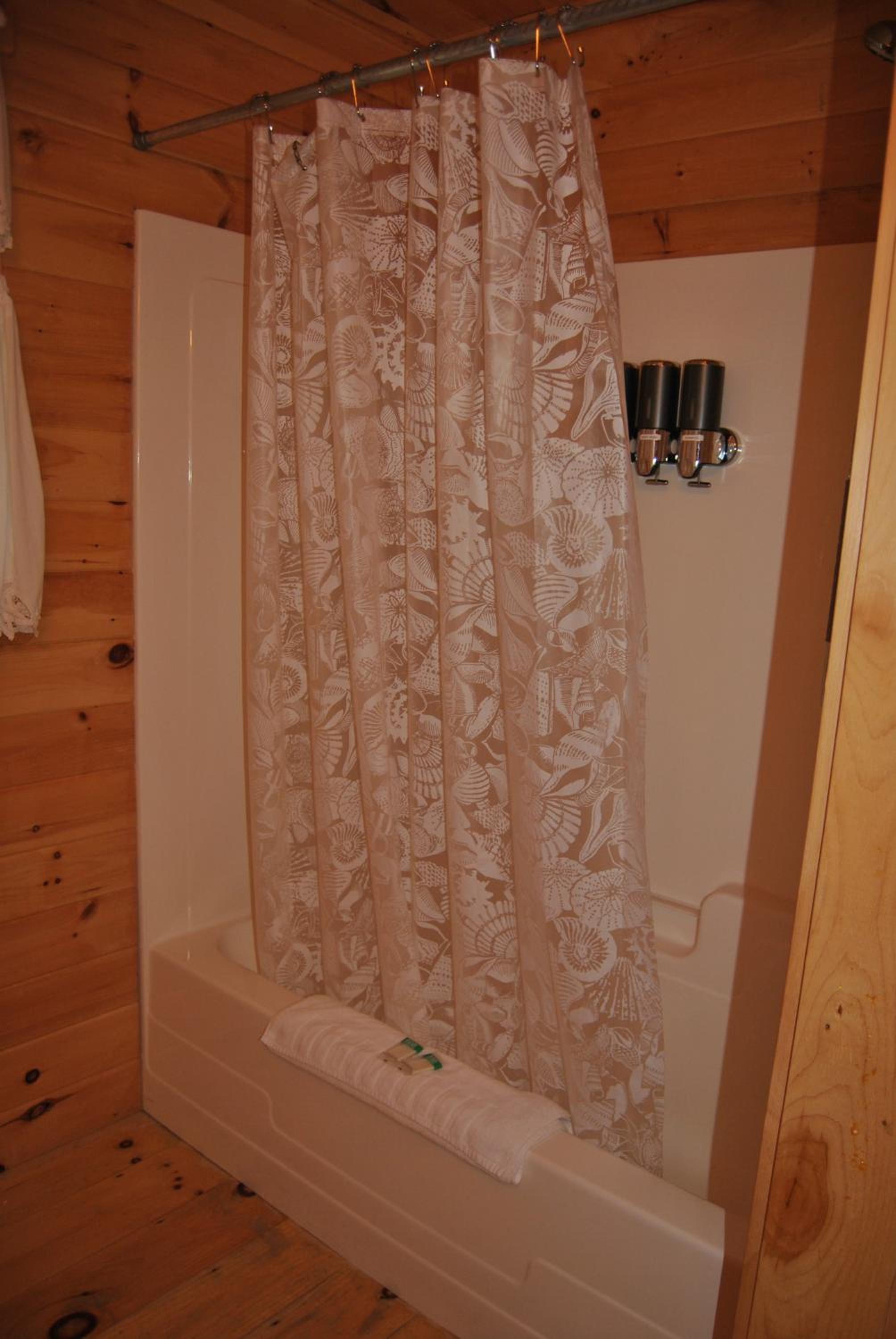 Queen Room photo 2
