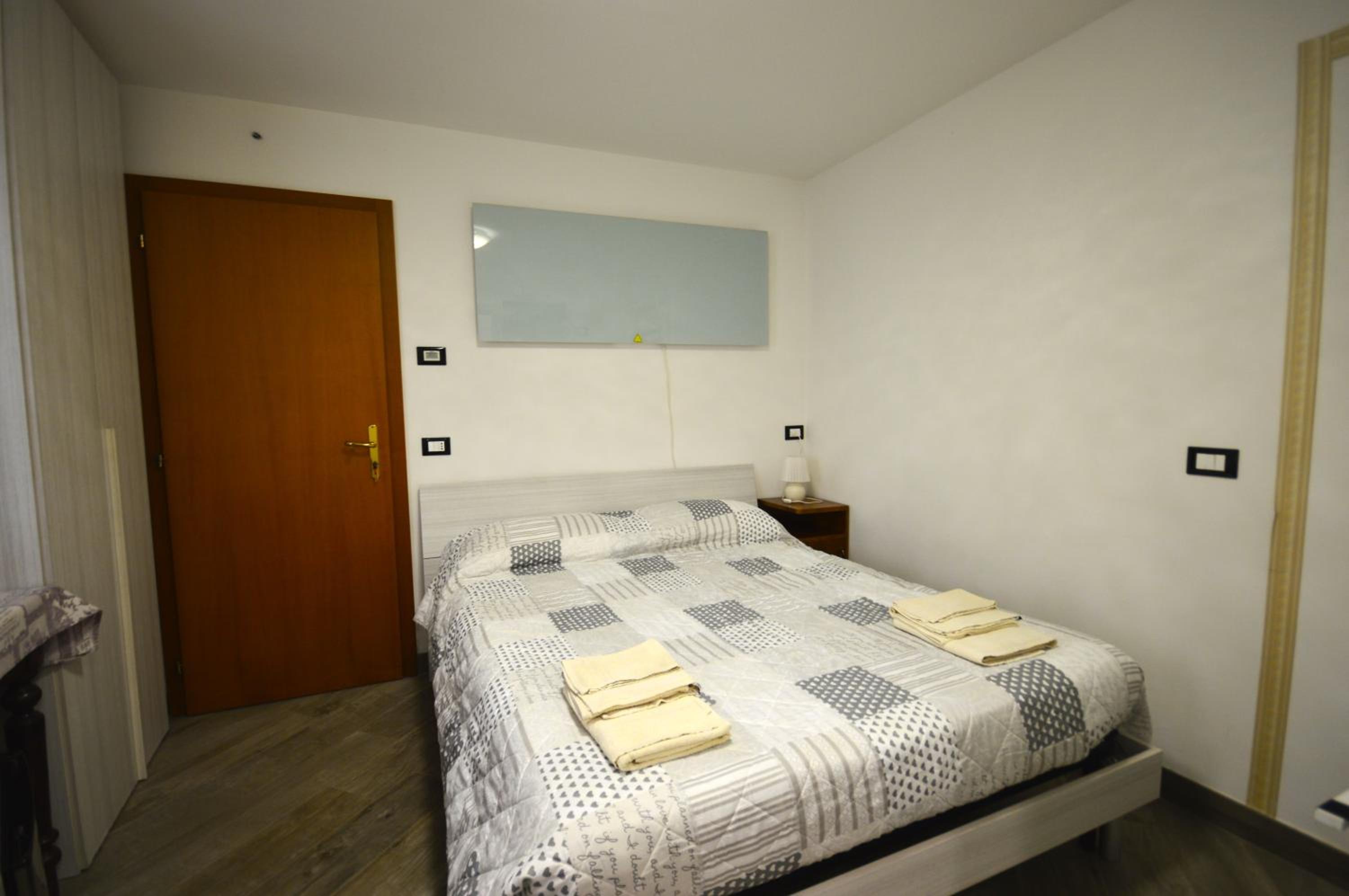 Economy Double Room with Private Bathroom - Photo 11