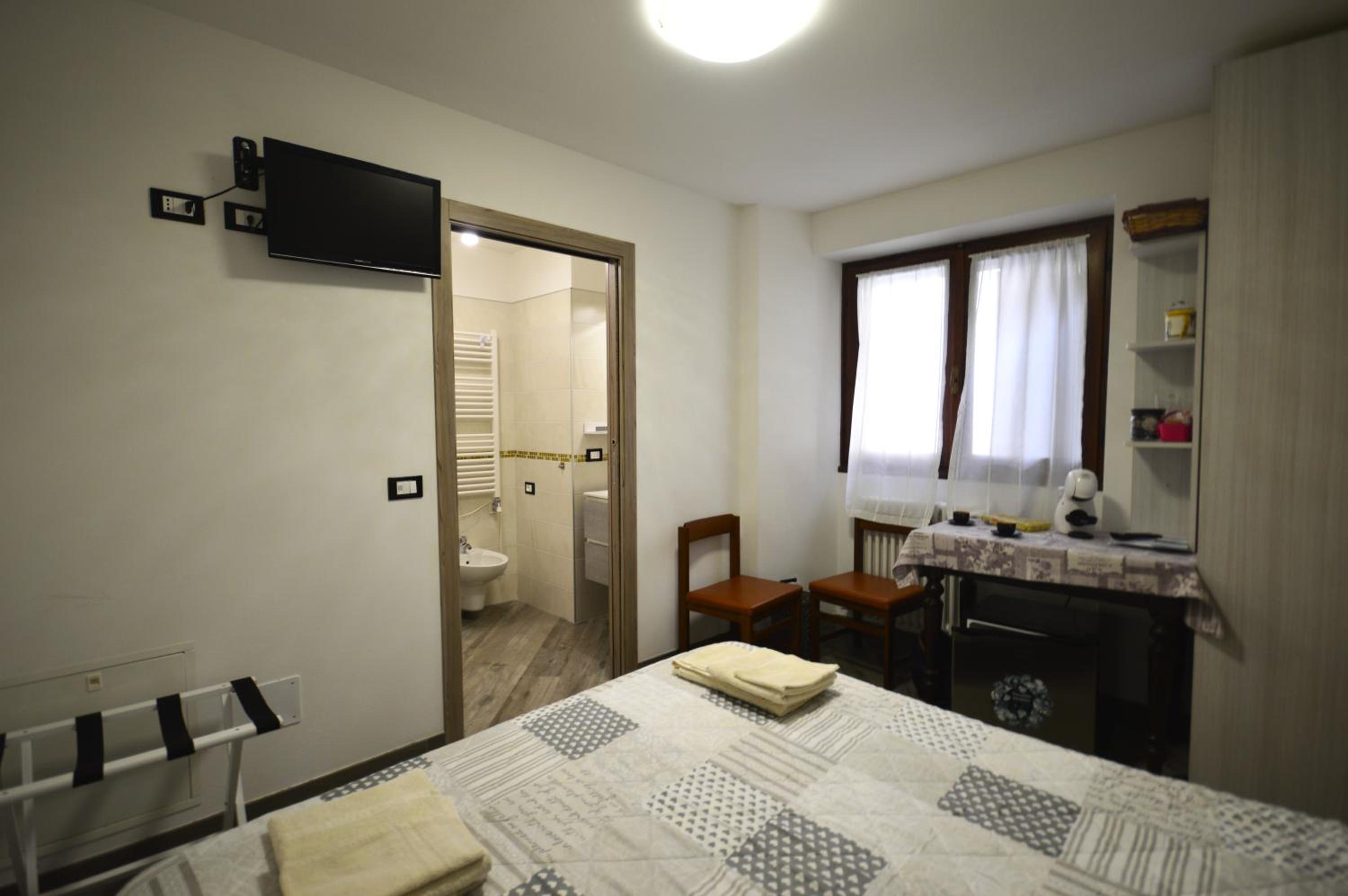 Economy Double Room with Private Bathroom - Photo 7