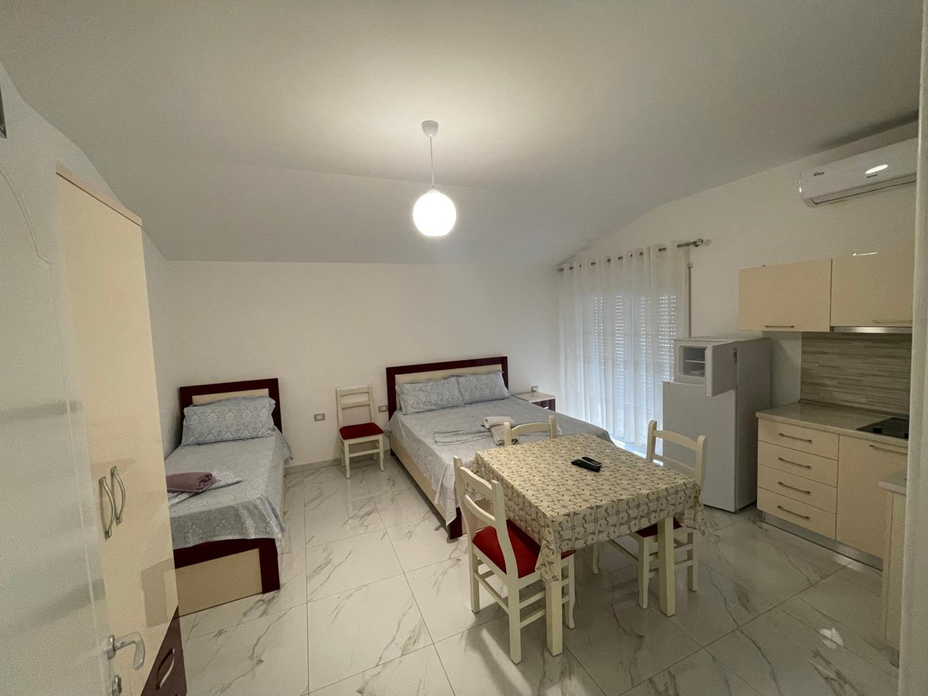 One-Bedroom Apartment With Balcony And Mountain View   photo 1