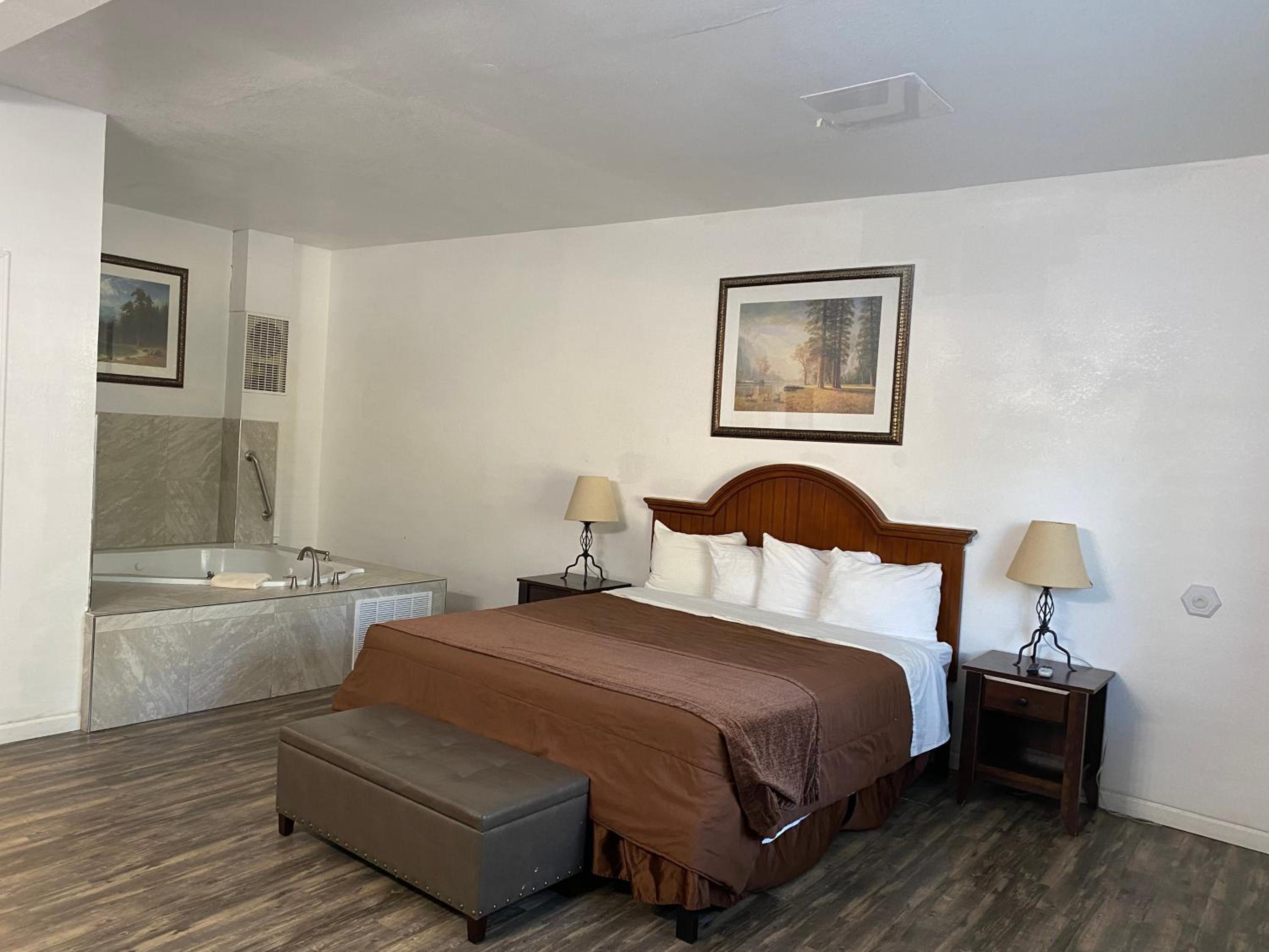 King Room with Spa Bath - Photo 2