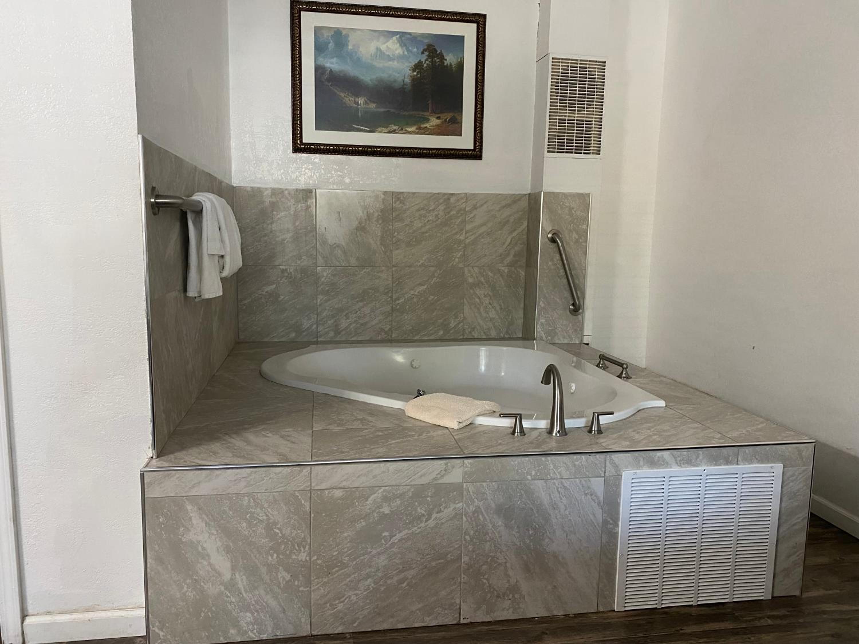 King Room with Spa Bath - Photo 3