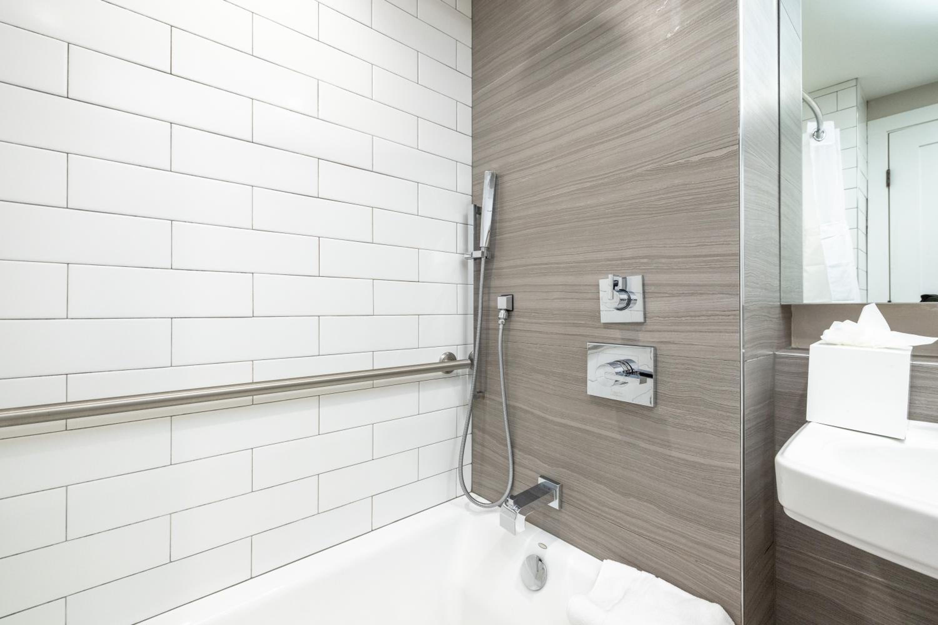 Queen Room with Bath Tub - Disability Access
