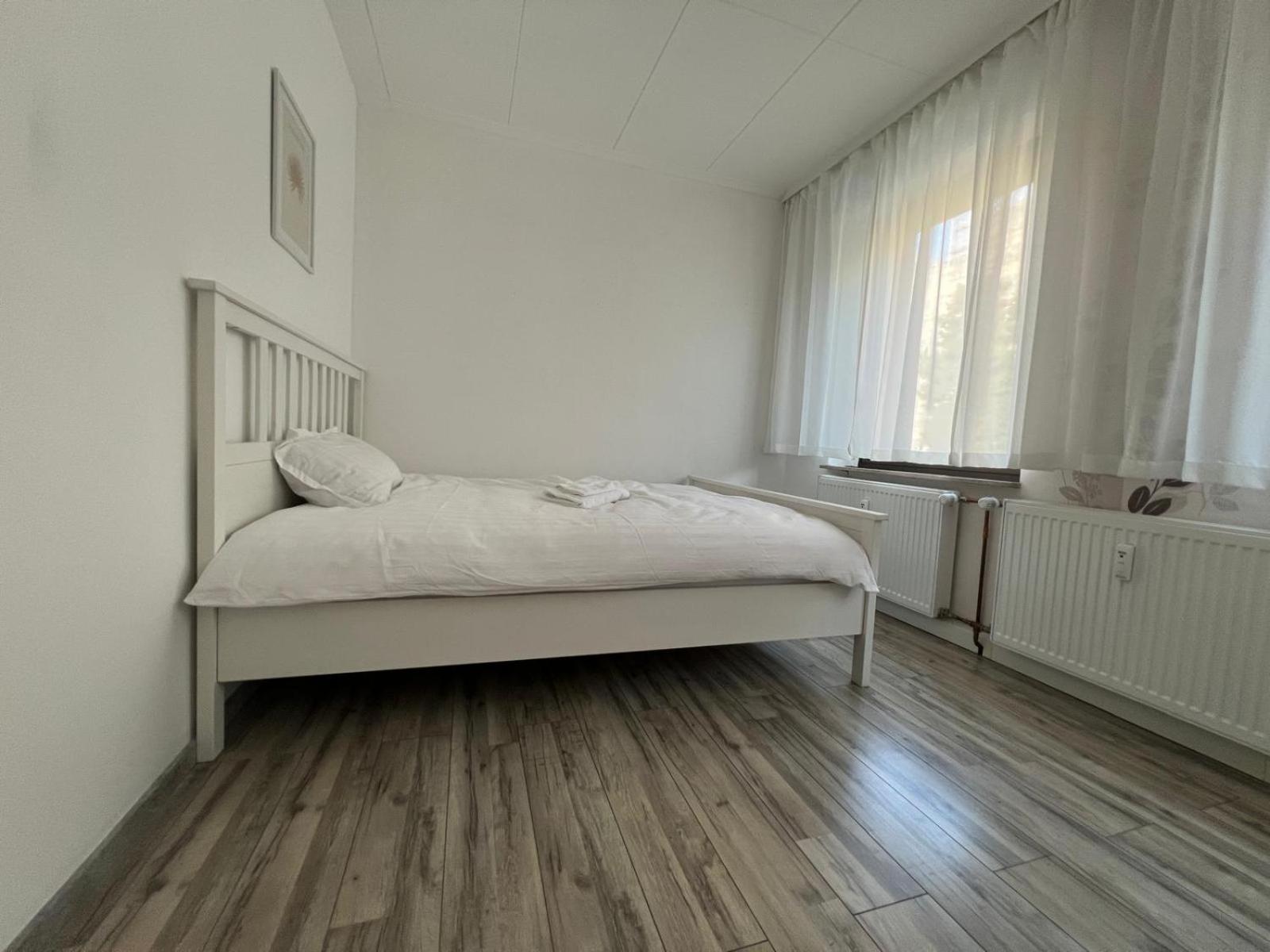 Queen Room with Shared Bathroom photo 1