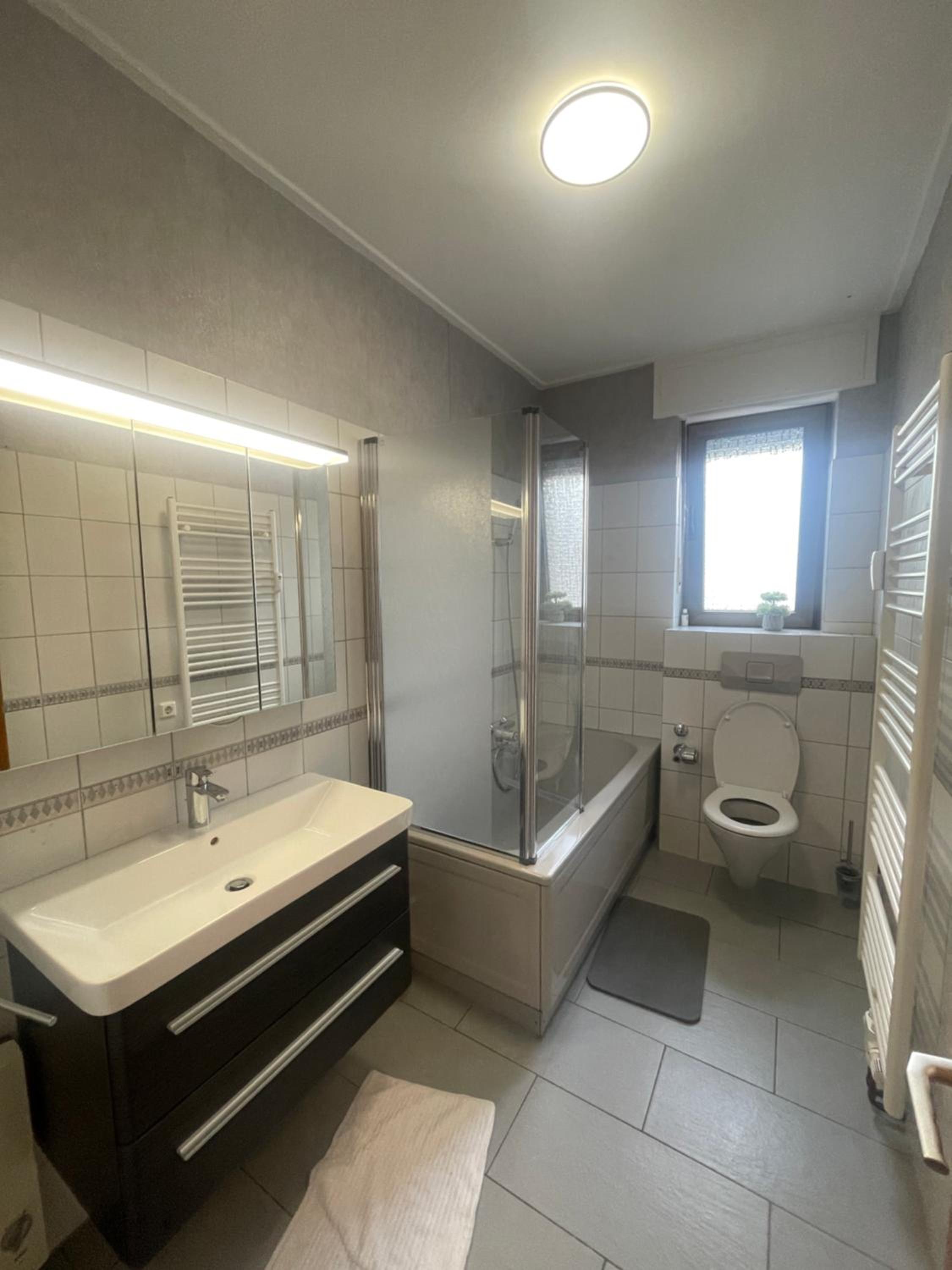 Queen Room with Shared Bathroom photo 2