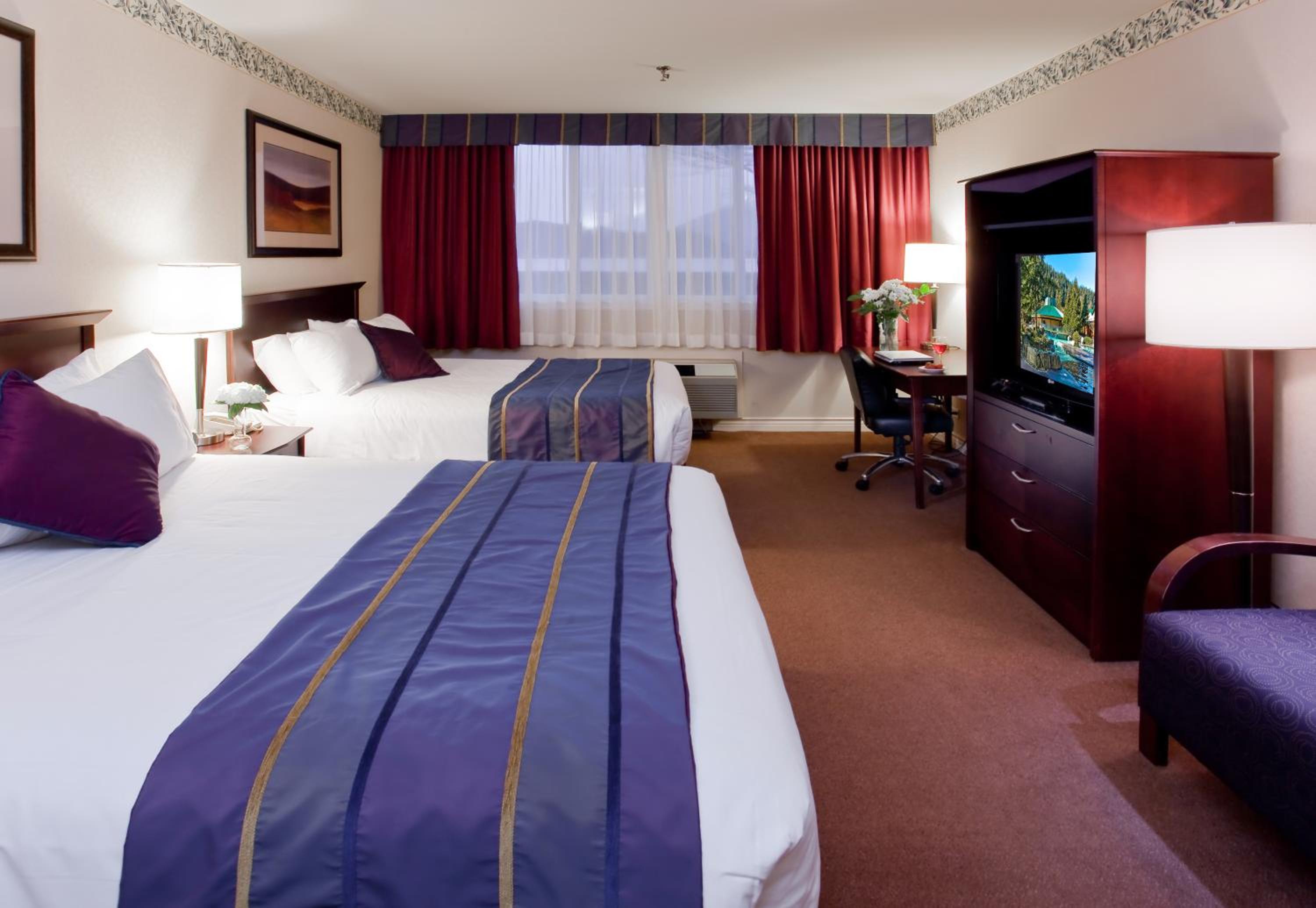 Queen Room with Two Queen Beds and Mountain View - Photo 5