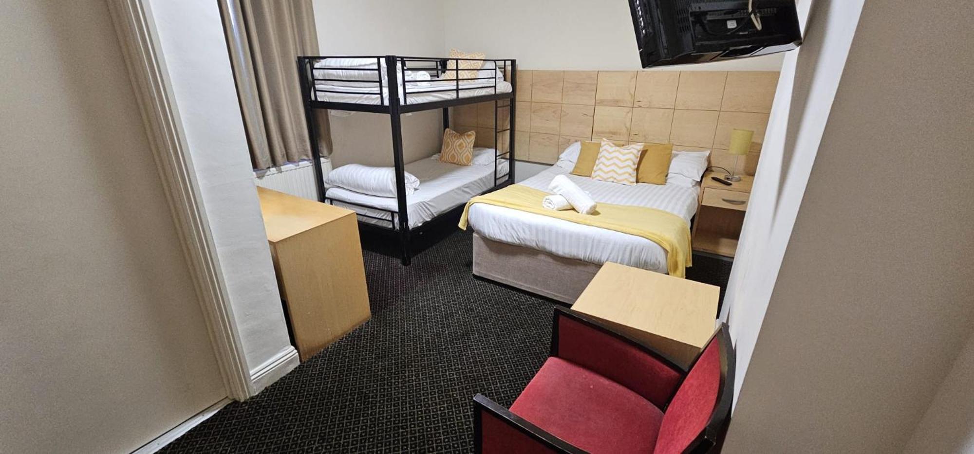 Standard Quadruple Room - Photo 4