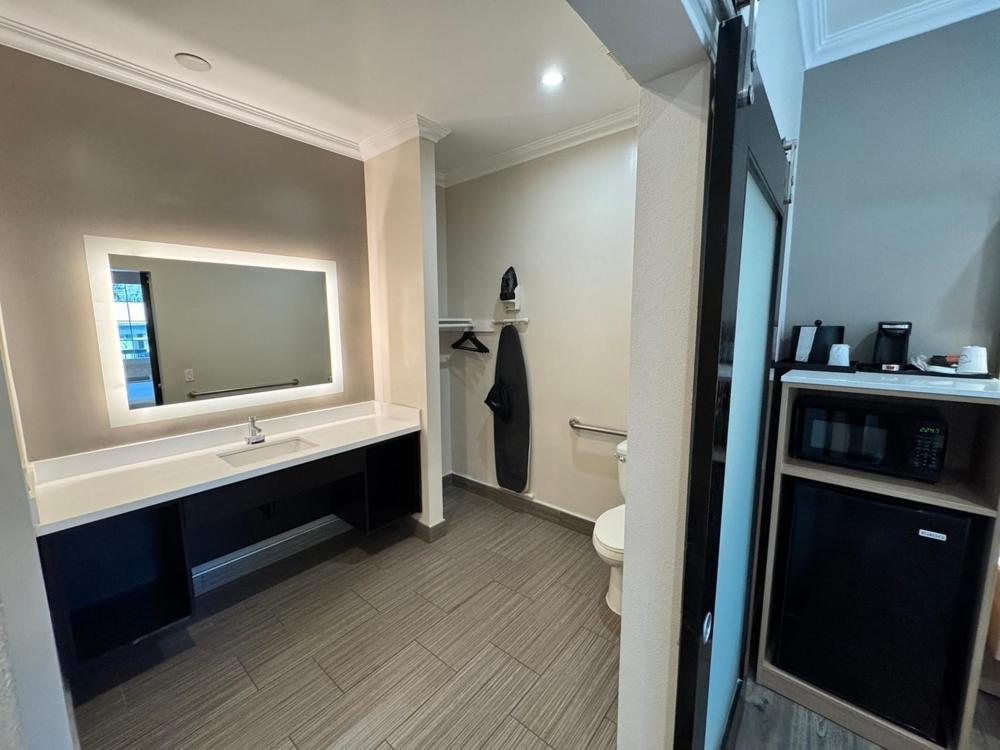 King Room - Disability Access photo 2