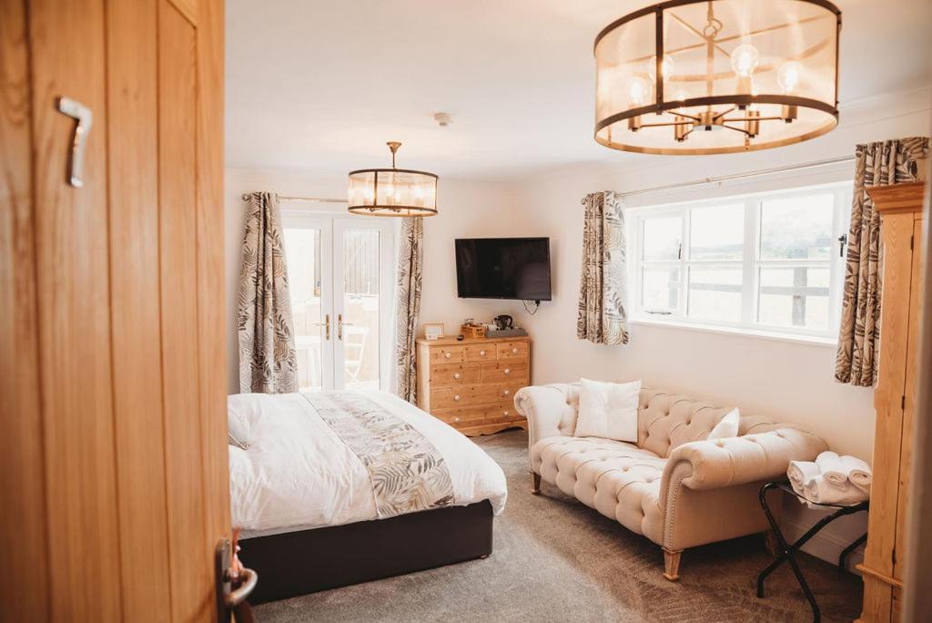 Six-Bedroom House photo 1