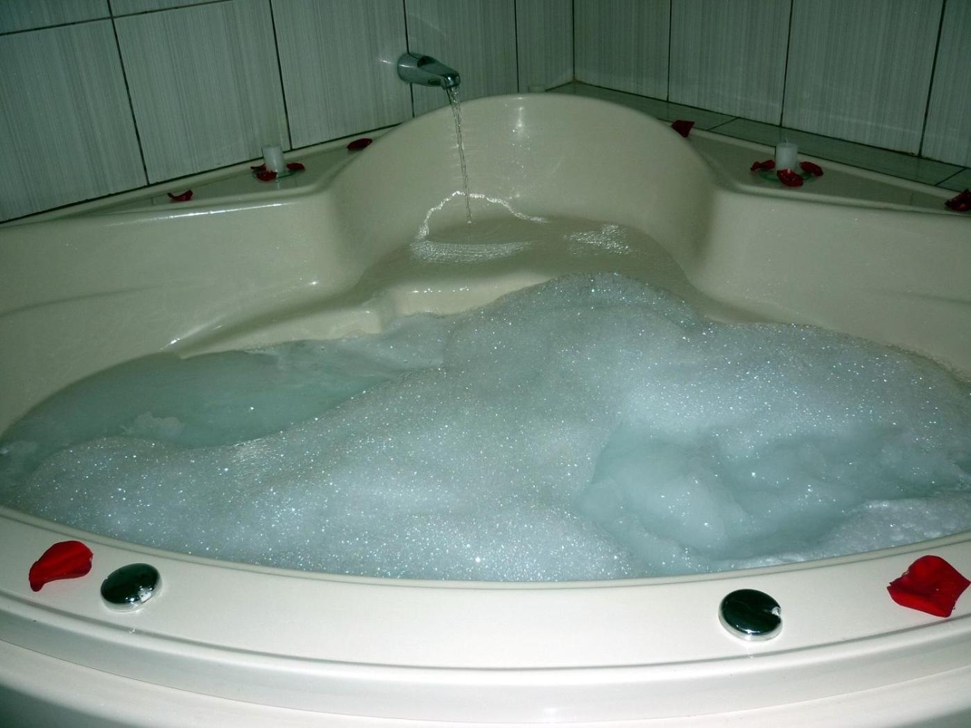 Suite with Hot Tub photo 3
