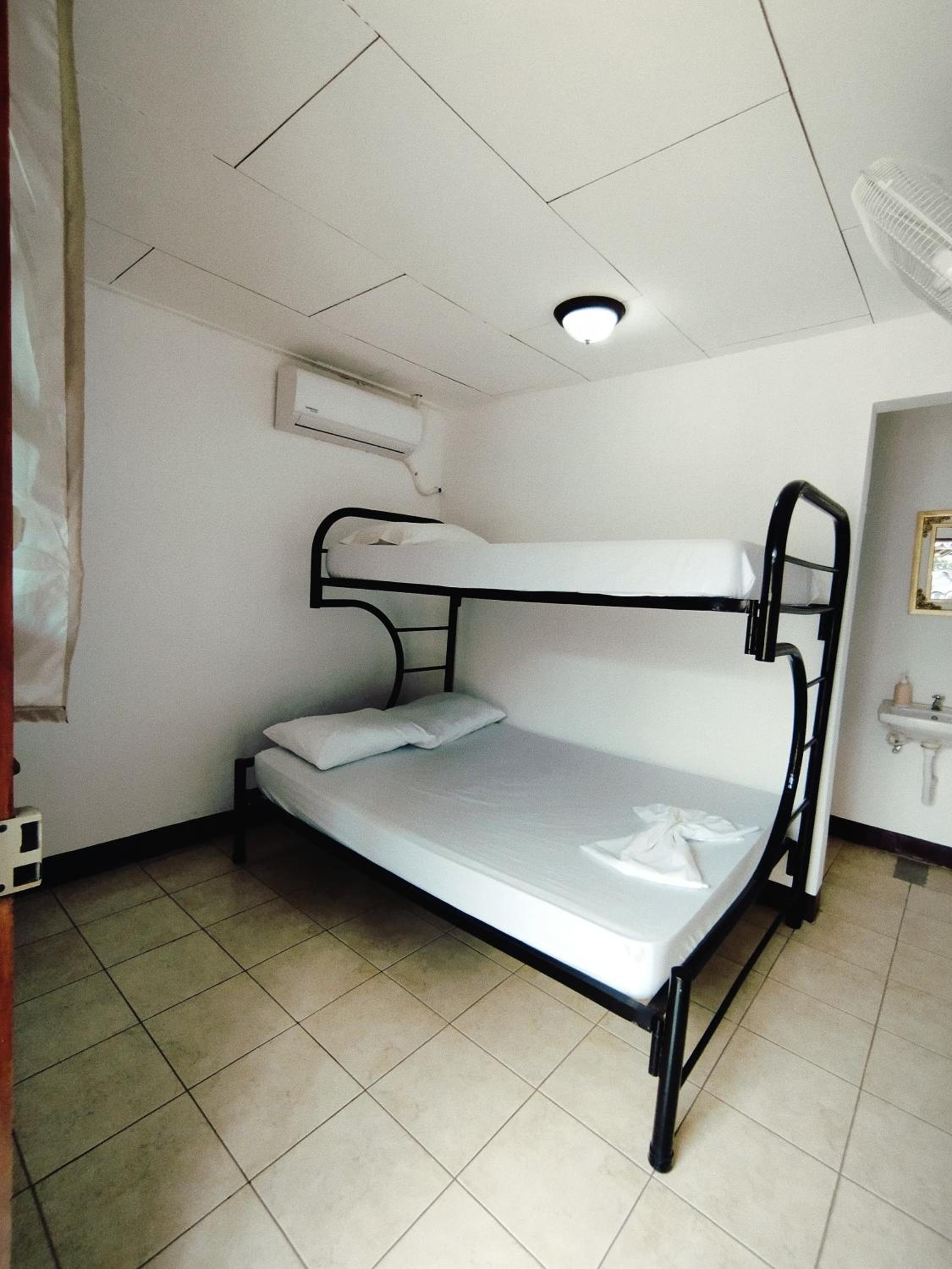 Bed in 6-Bed Dormitory Room photo 3