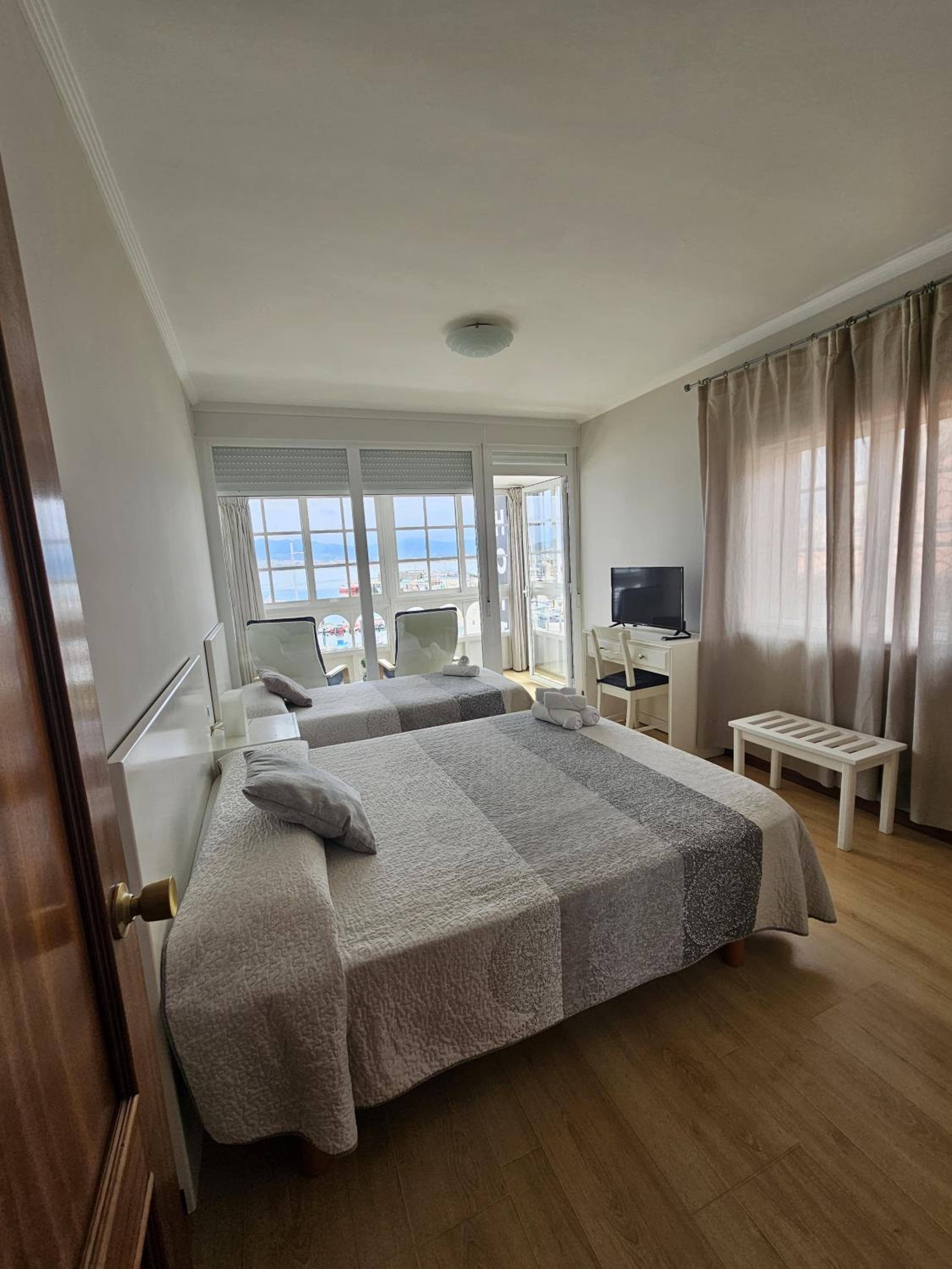 Habitación triple con vista al mar.