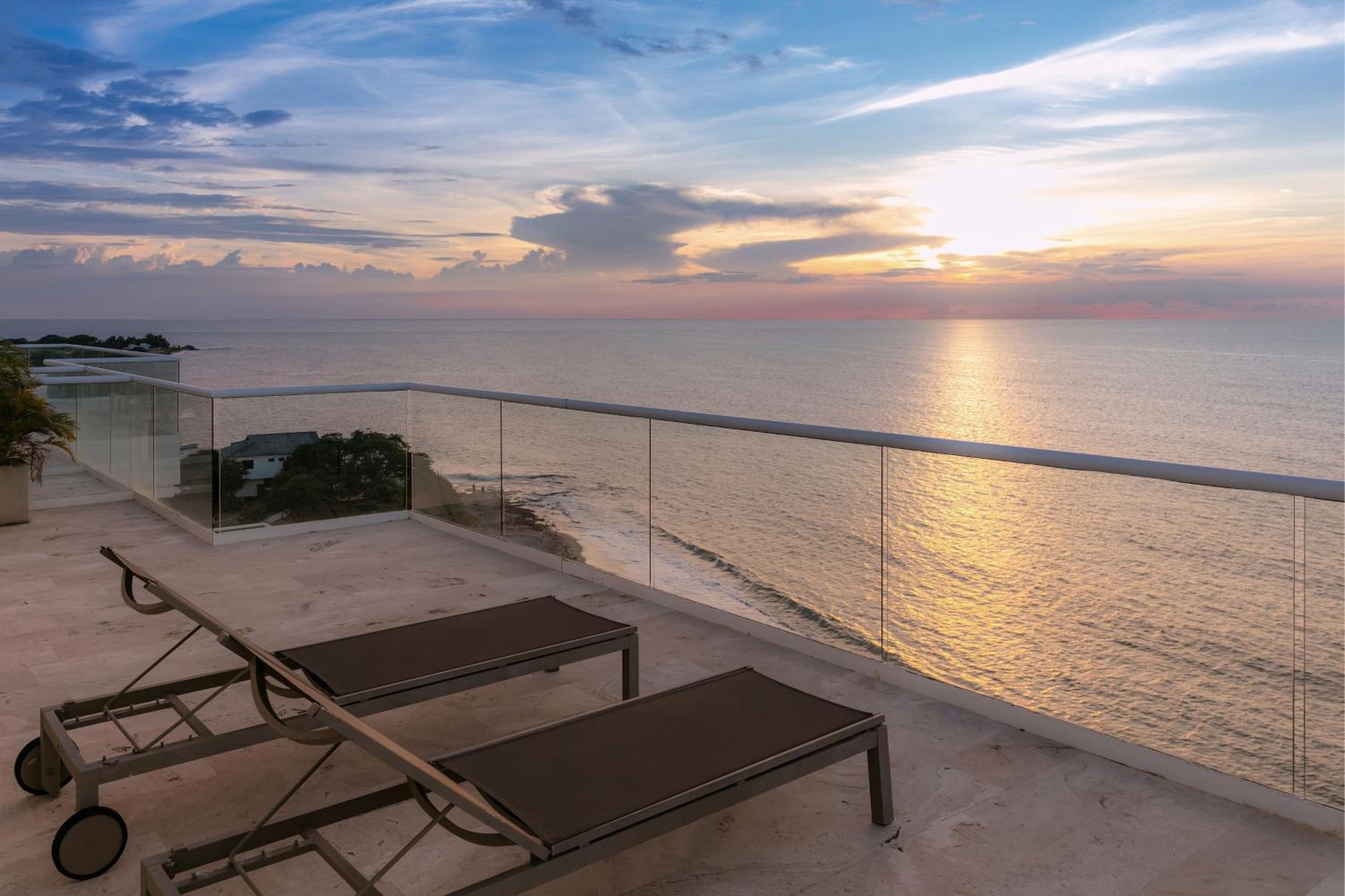 Junior King Suite with Sofa Bed and Outdoor Hot Tub - Oceanfront photo 2