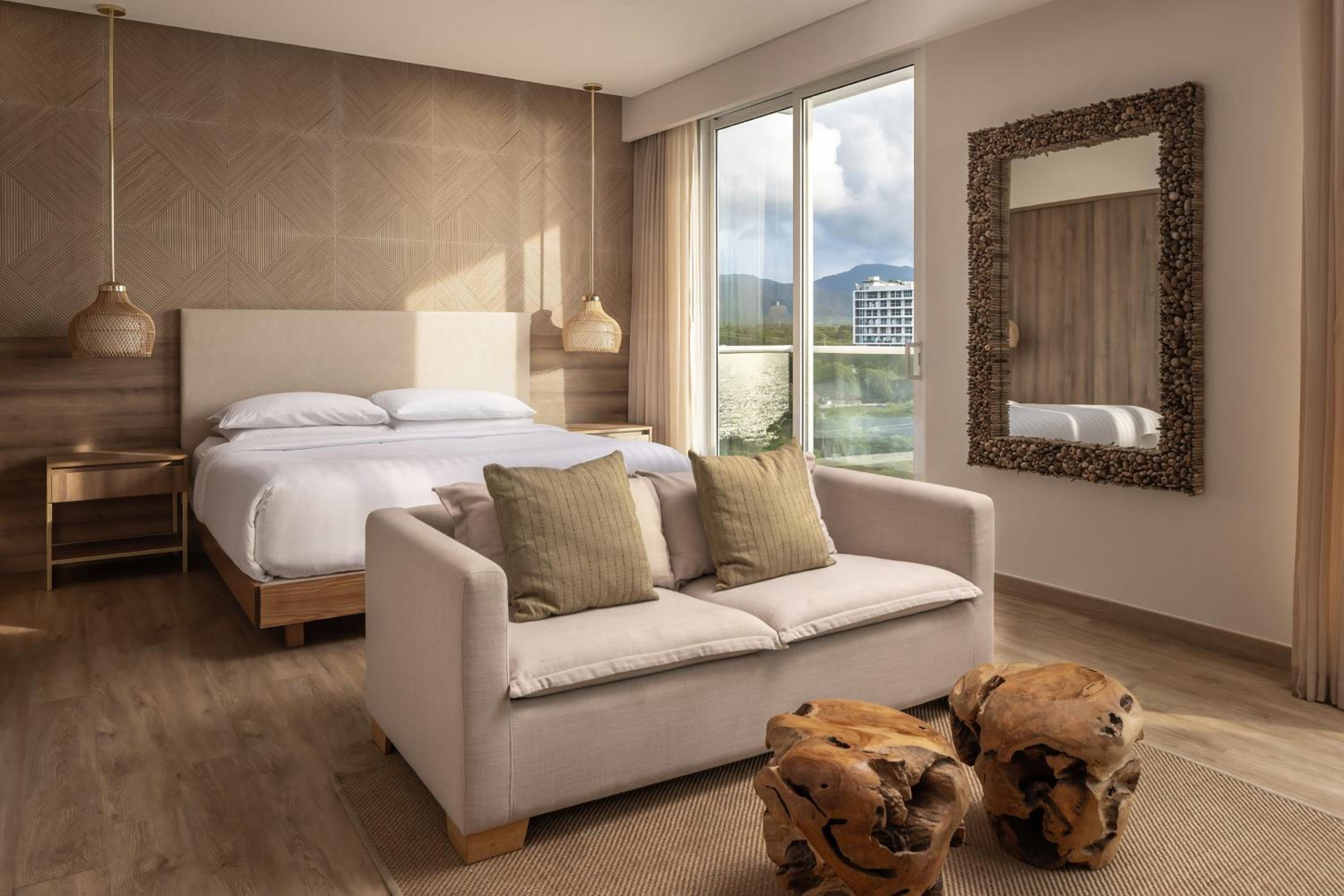 Suite Junior, 1 cama King, sofá cama, vista parcial al mar, balcón photo 1