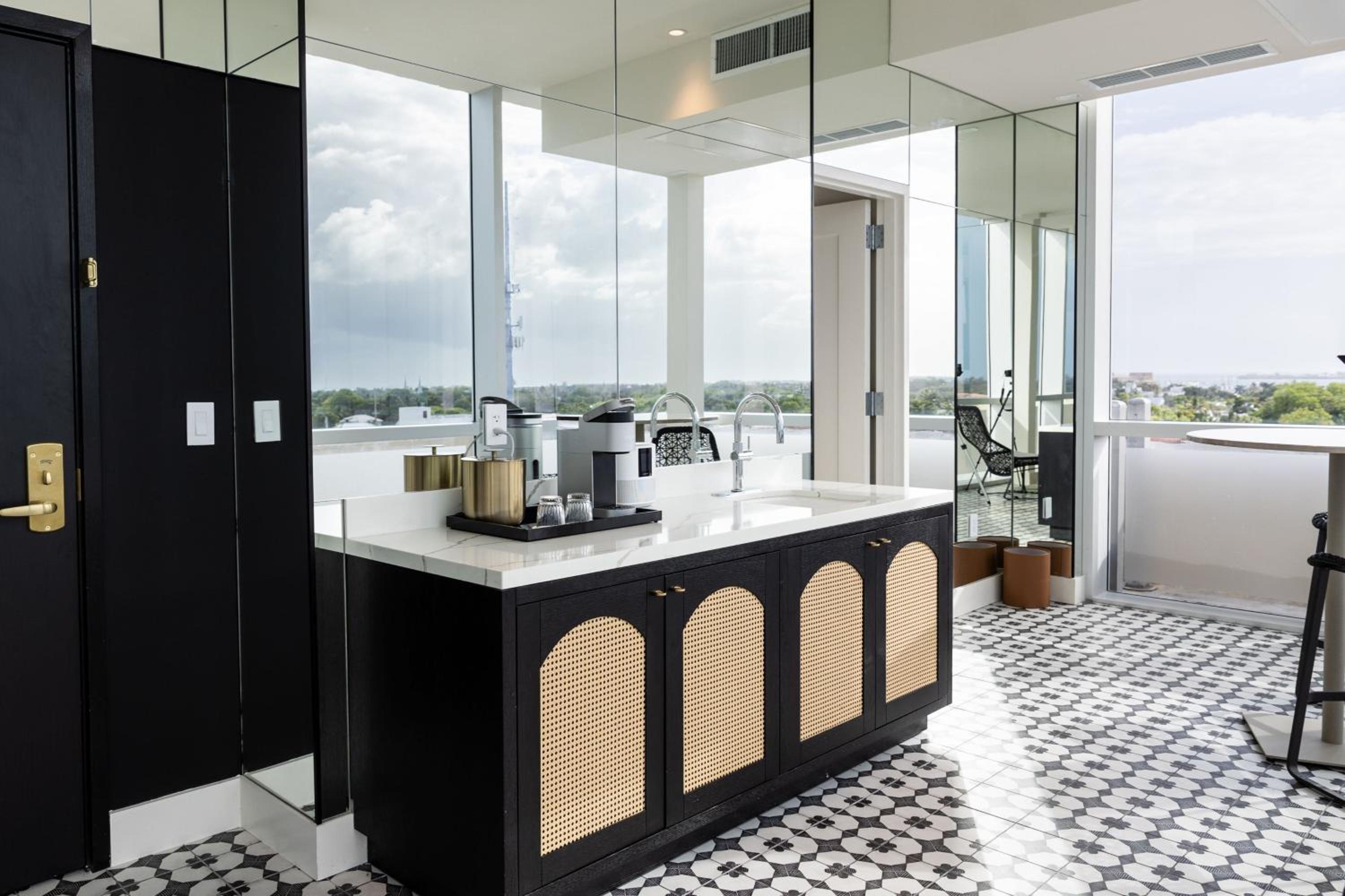 Hemingway Suite, 1 Bedroom Penthouse Suite, King, Top floor - Photo 11