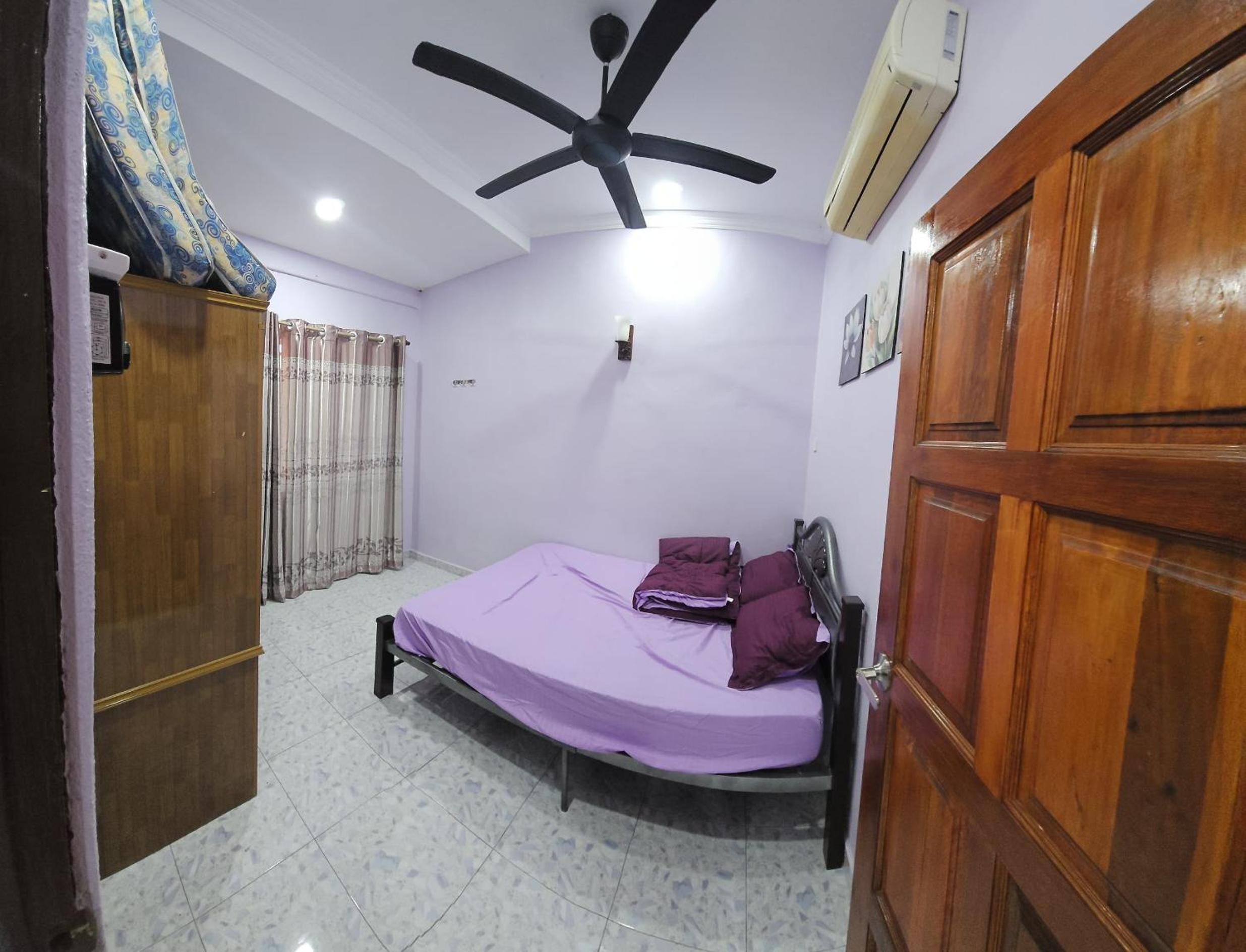 Three-Bedroom House photo 3