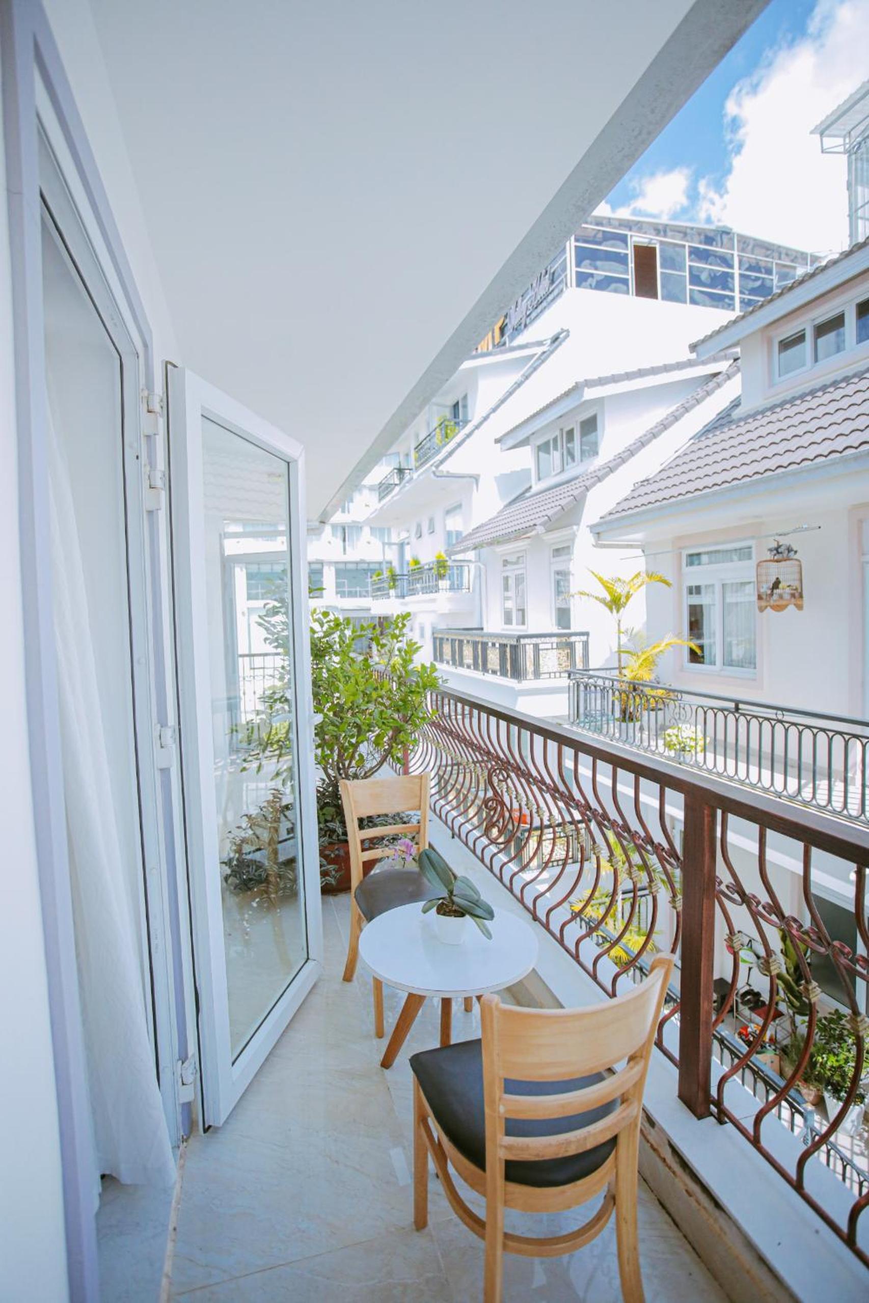 Twin Room with Balcony - Photo 7