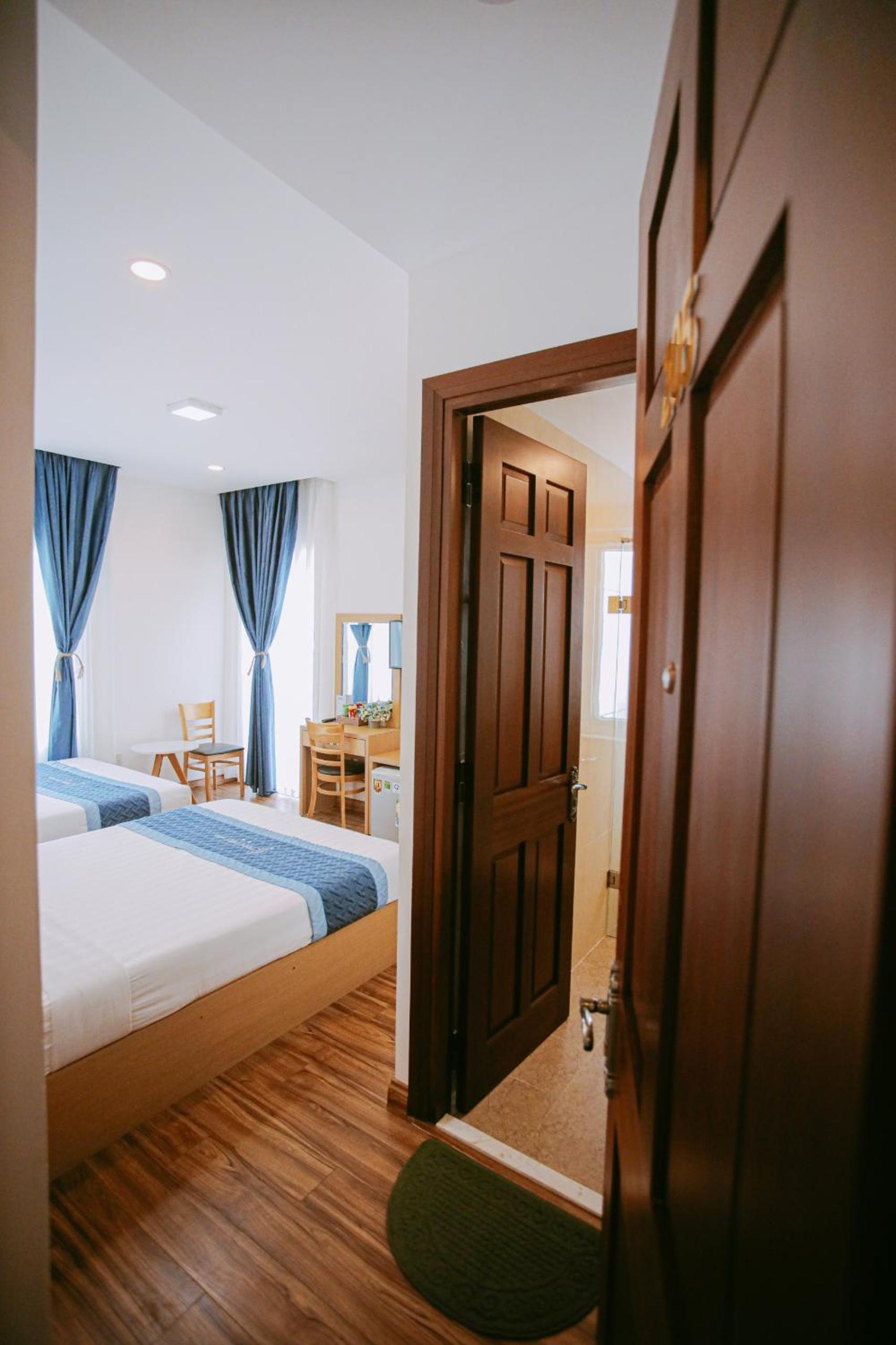 Twin Room with Balcony - Photo 4