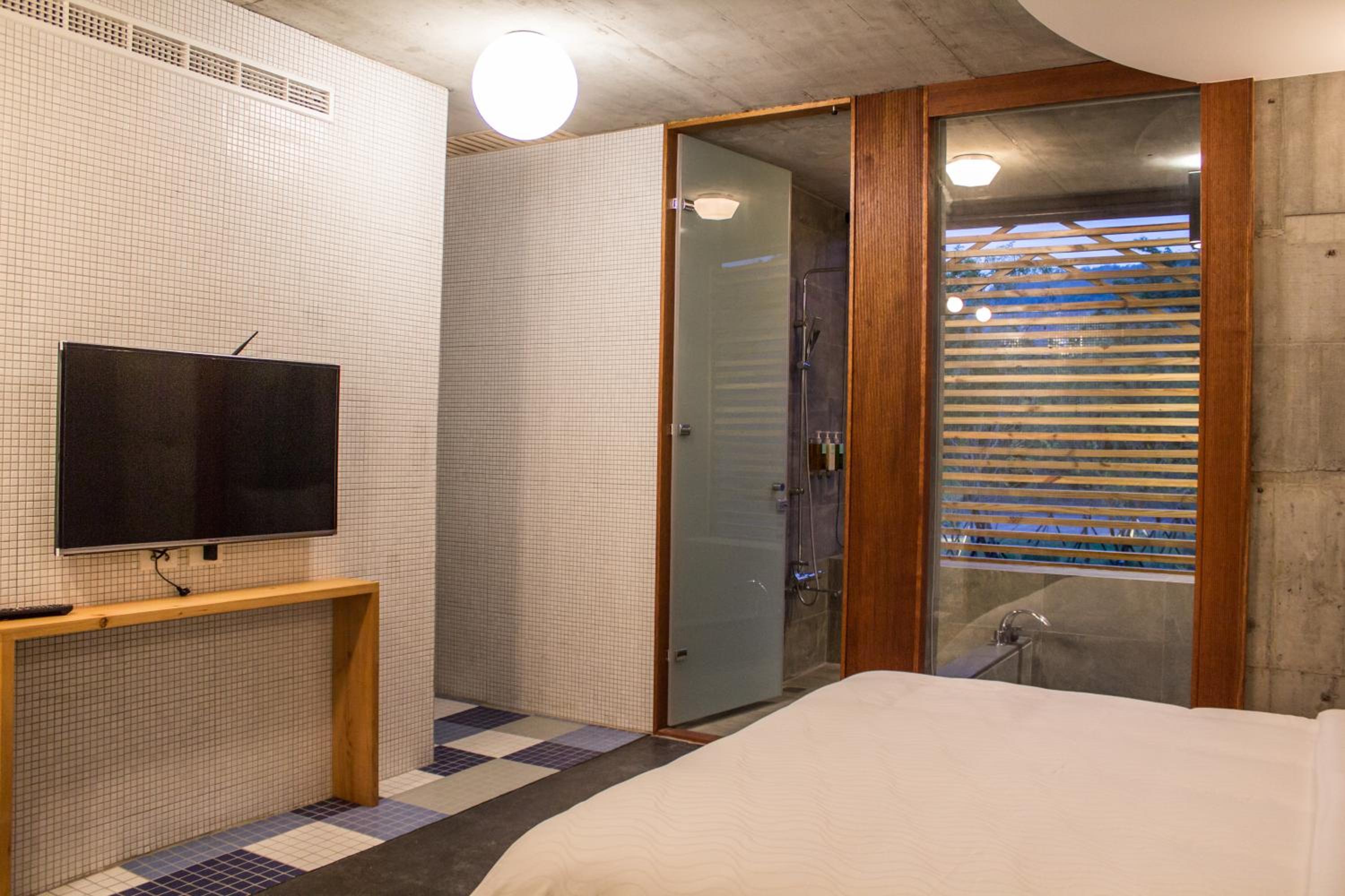 Deluxe Double Room with Bath photo 3