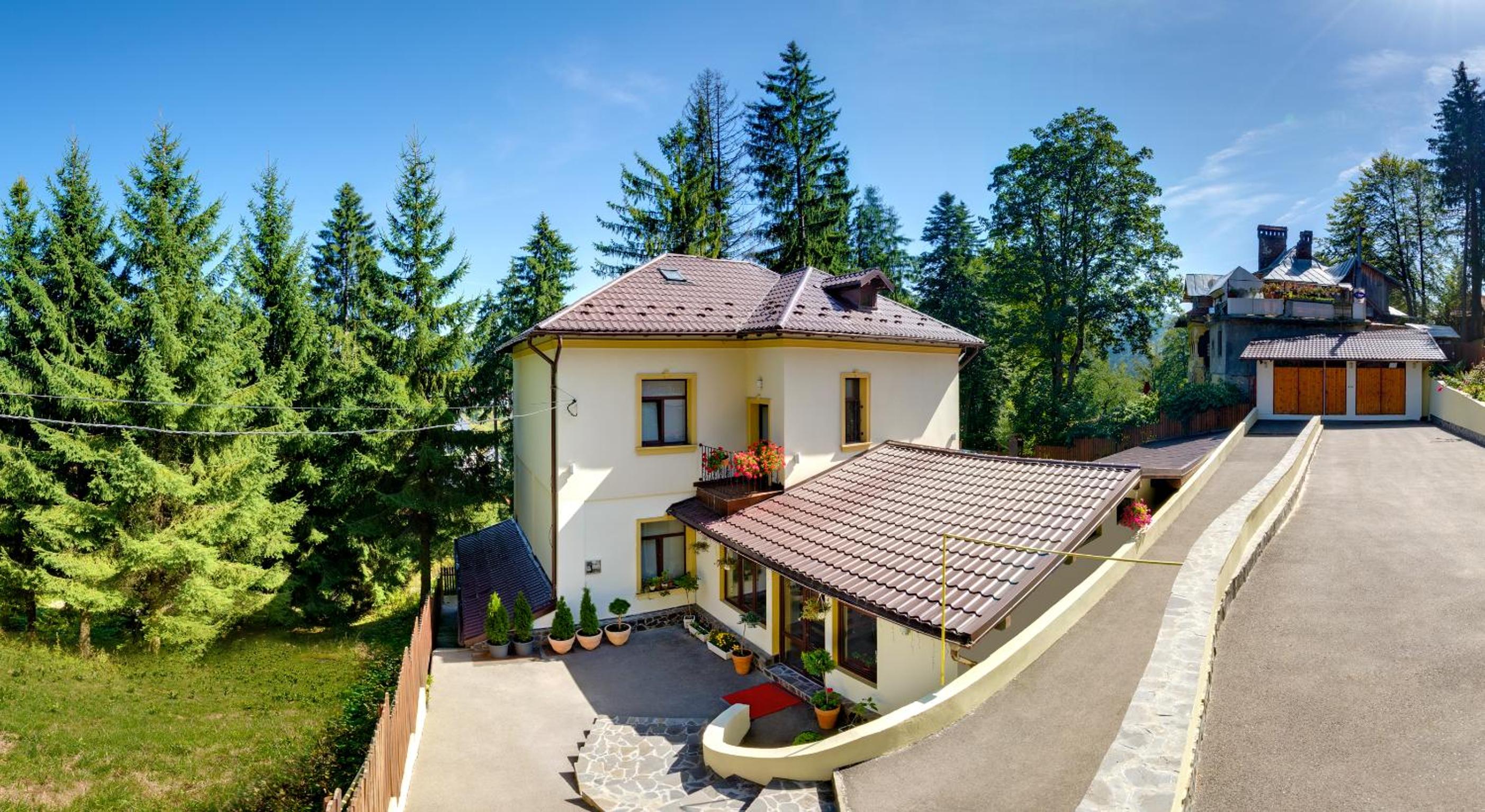 Six-Bedroom House photo 3