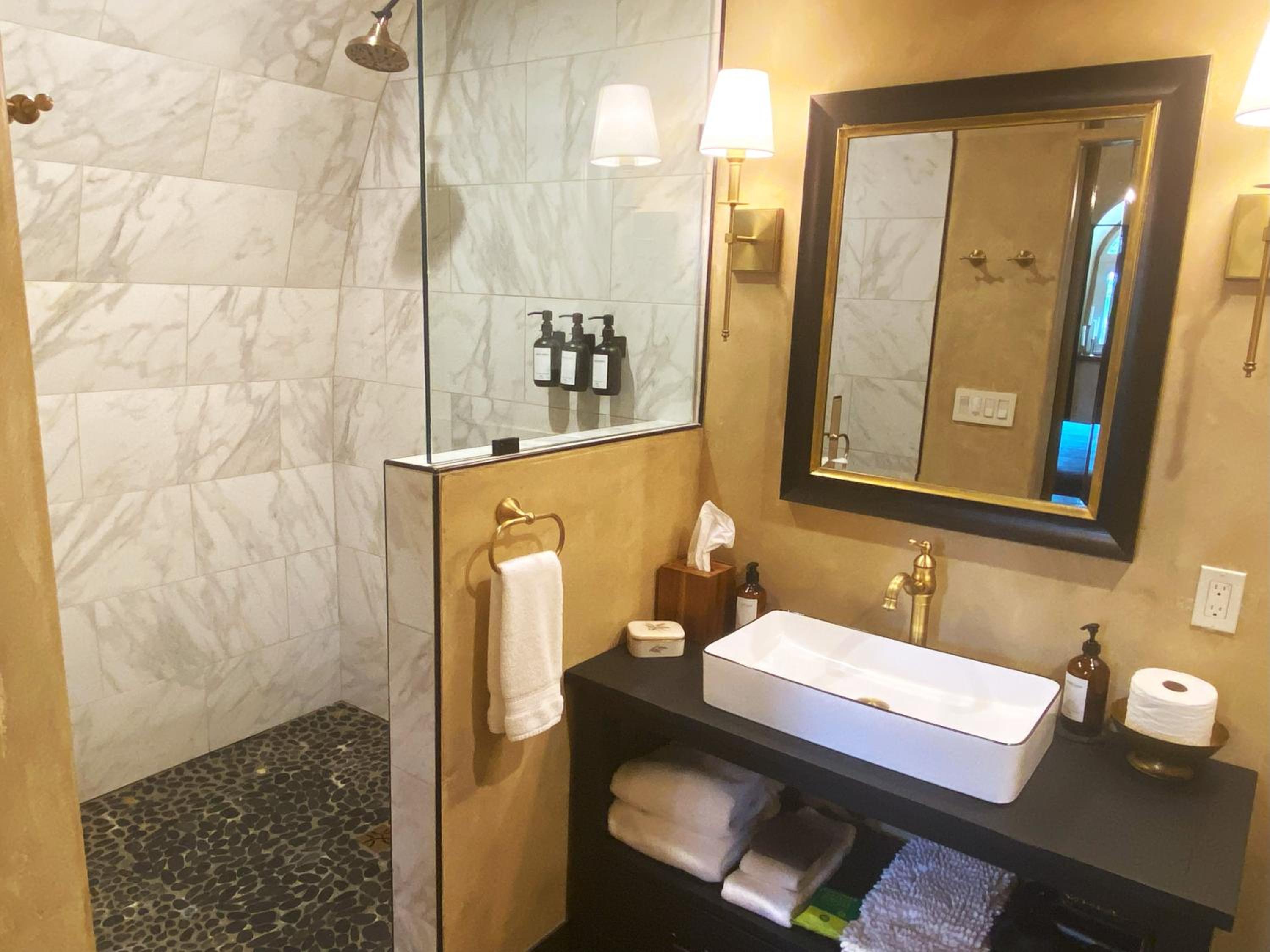 Deluxe King Room photo 3