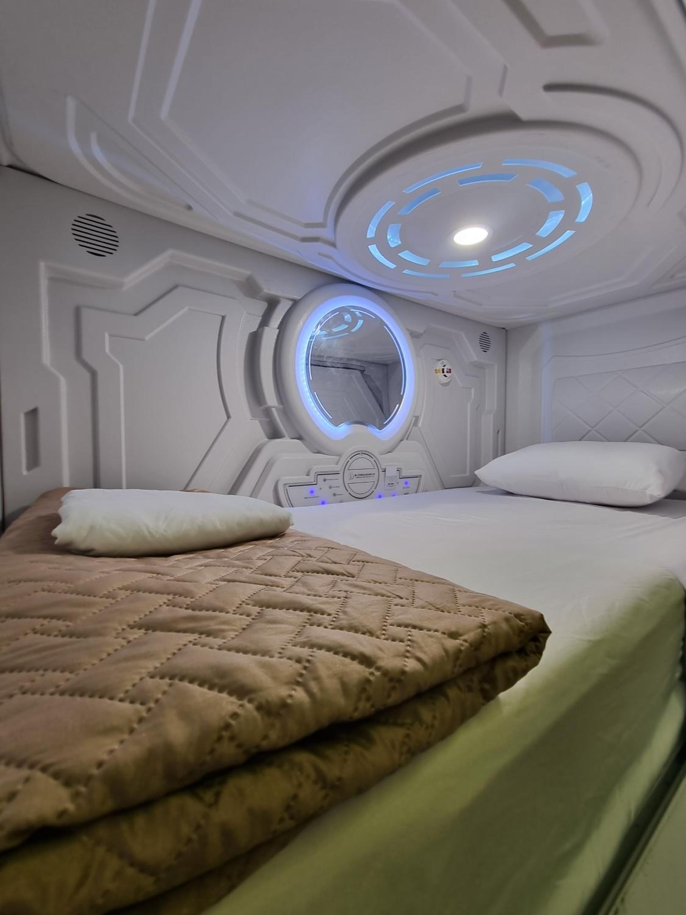 Single Bed in 6-Bed Dormitory Room photo 1