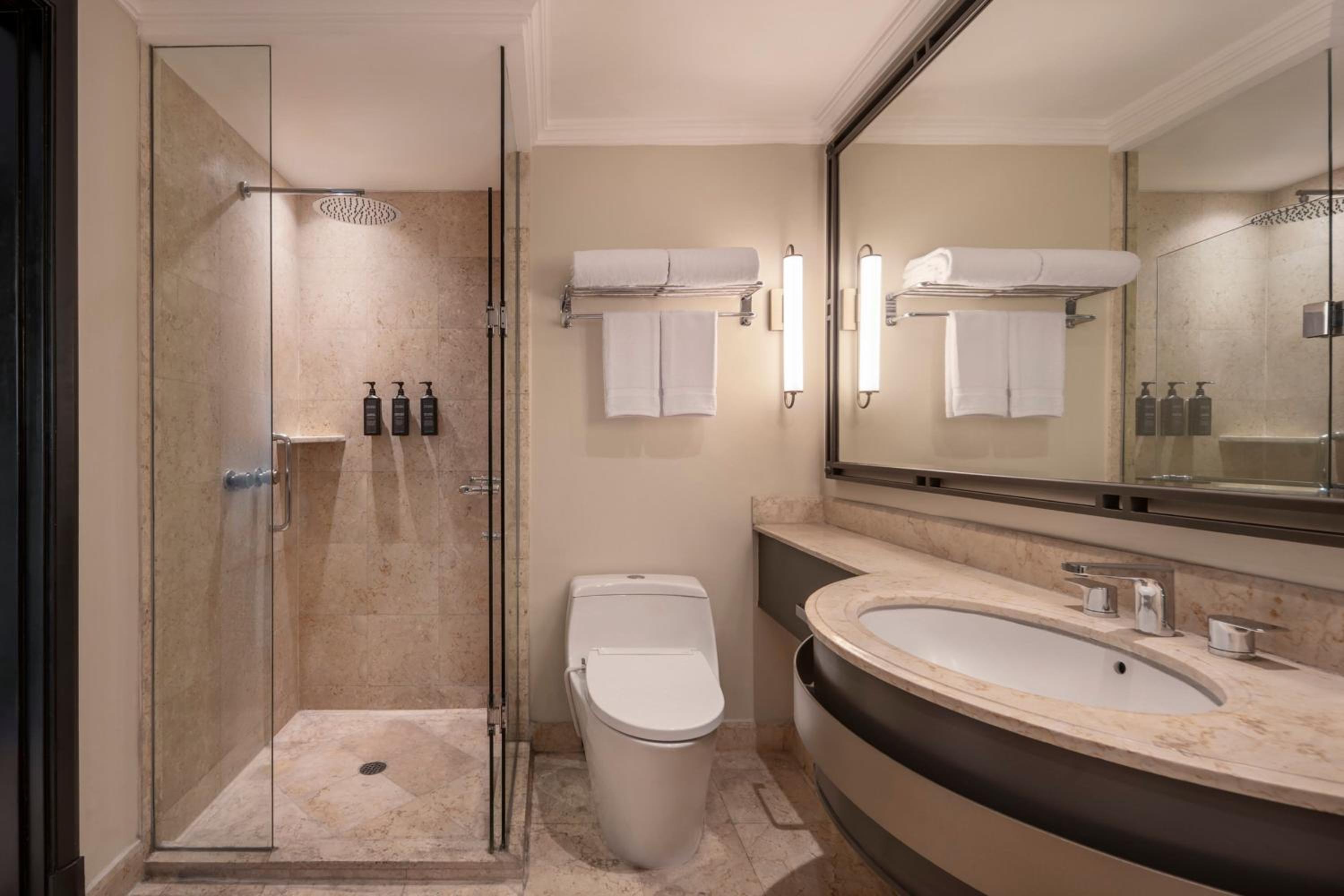 Deluxe King Room - Newly Renovated - Photo 5