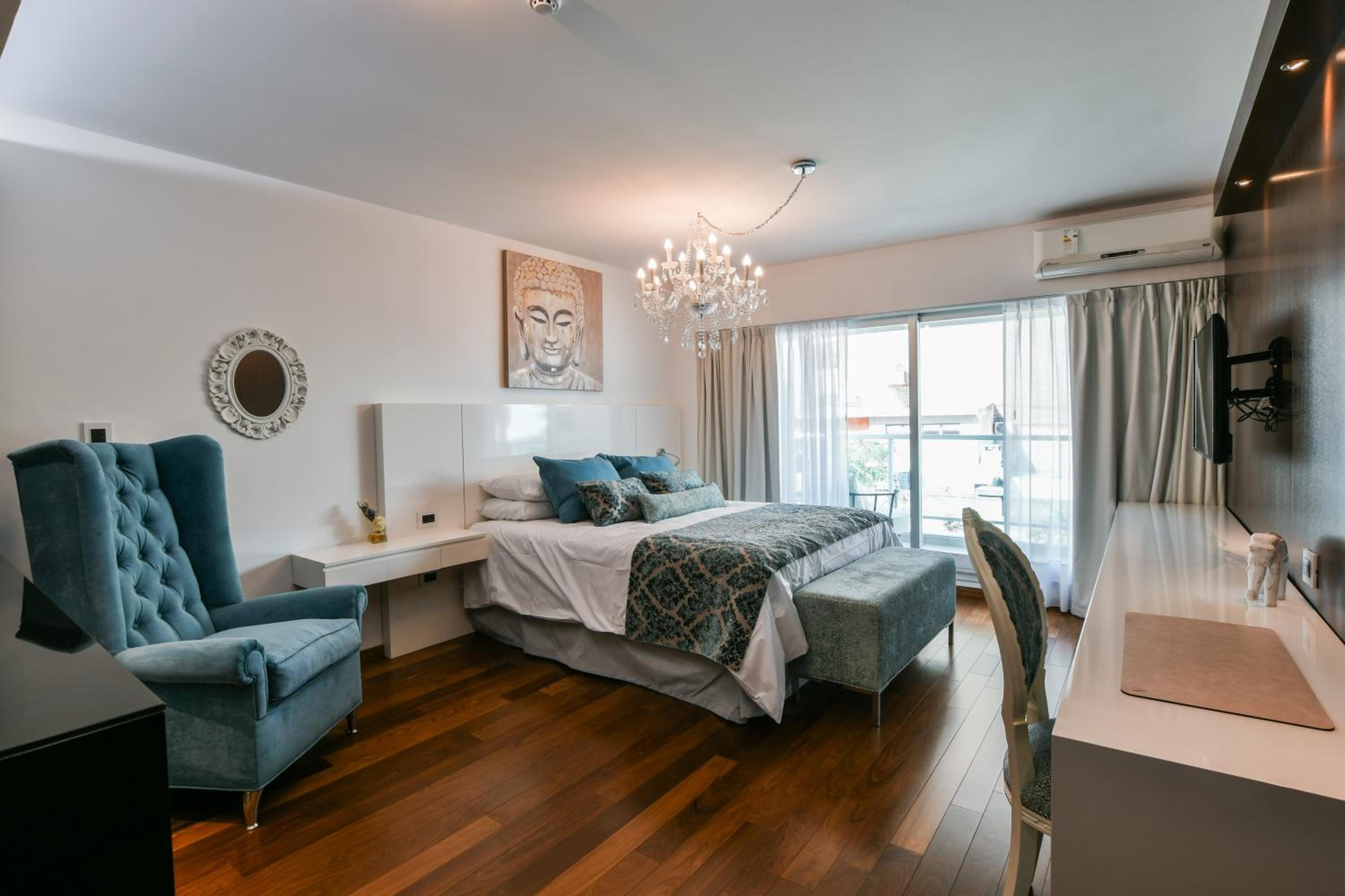 Deluxe Queen Suite
