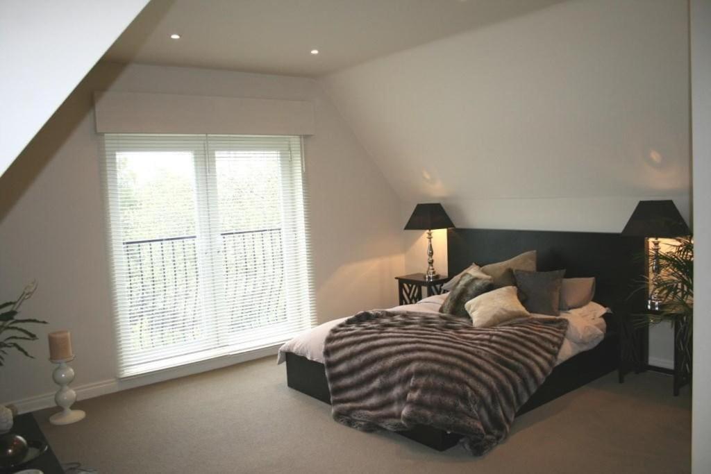 Five-Bedroom House photo 1
