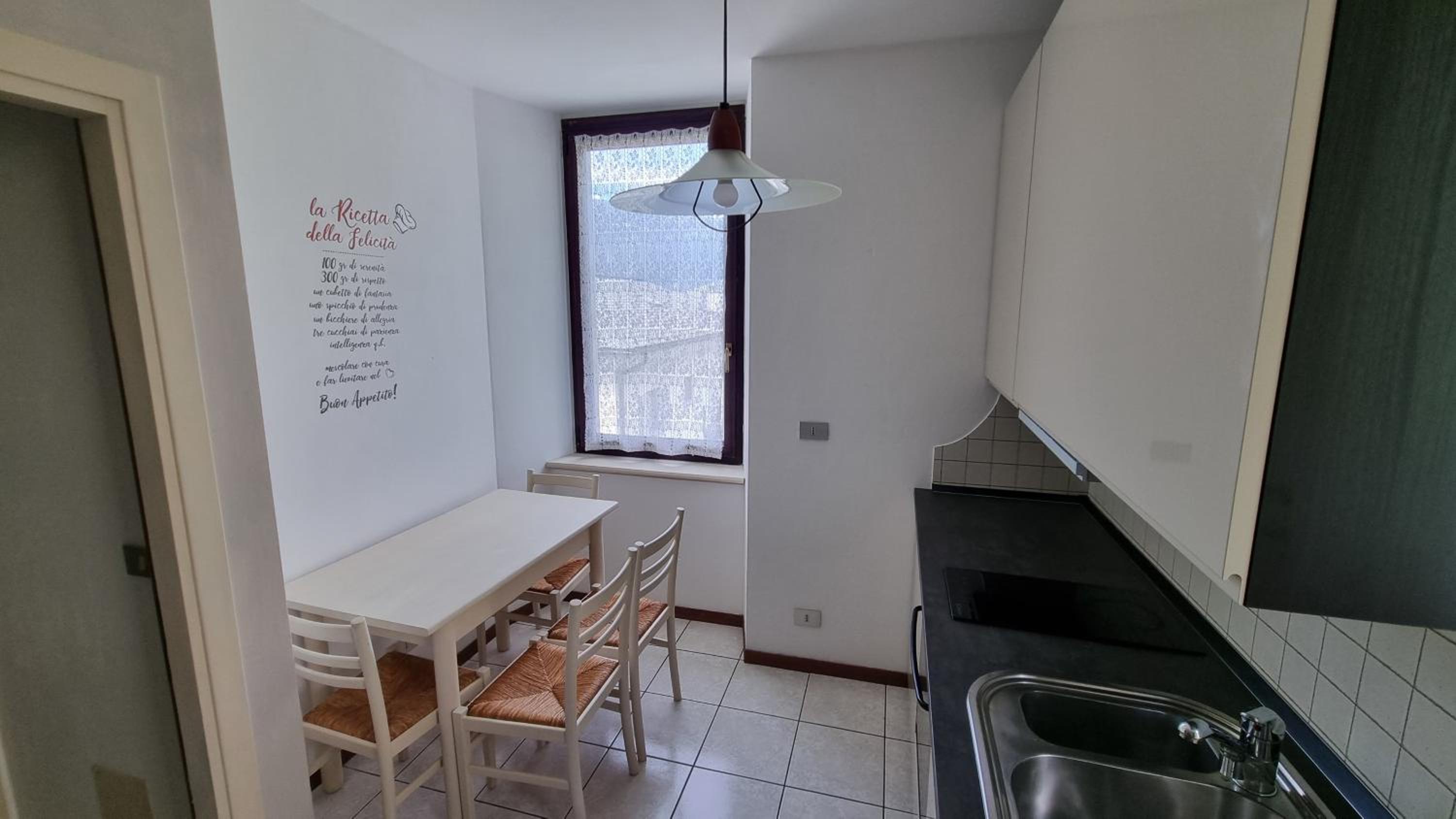 Studio Apartment with One Double Bed - Photo 3