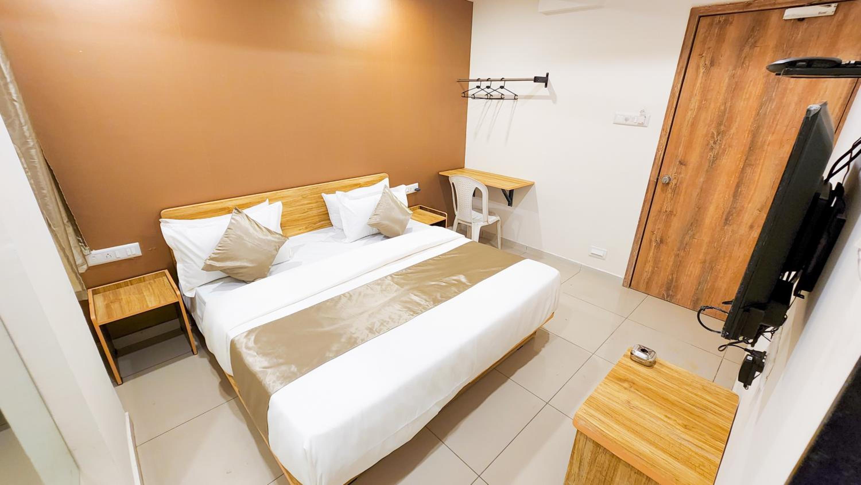 Deluxe Double Room - Photo 13