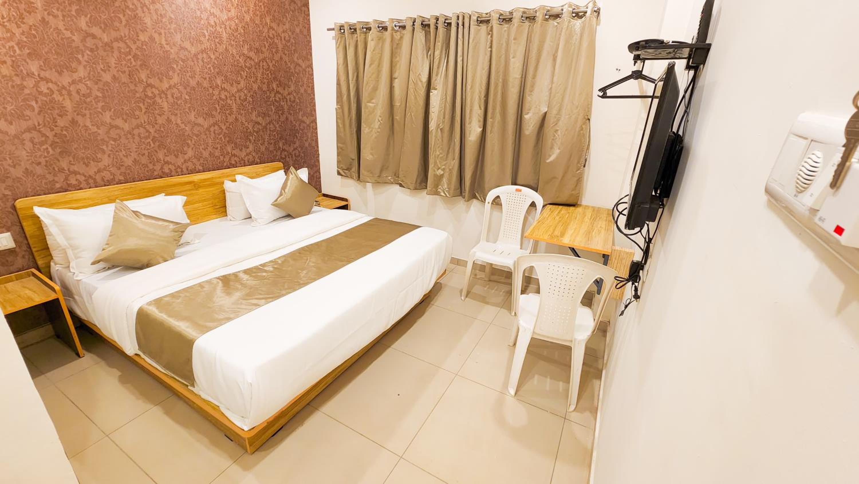 Deluxe Double Room - Photo 12