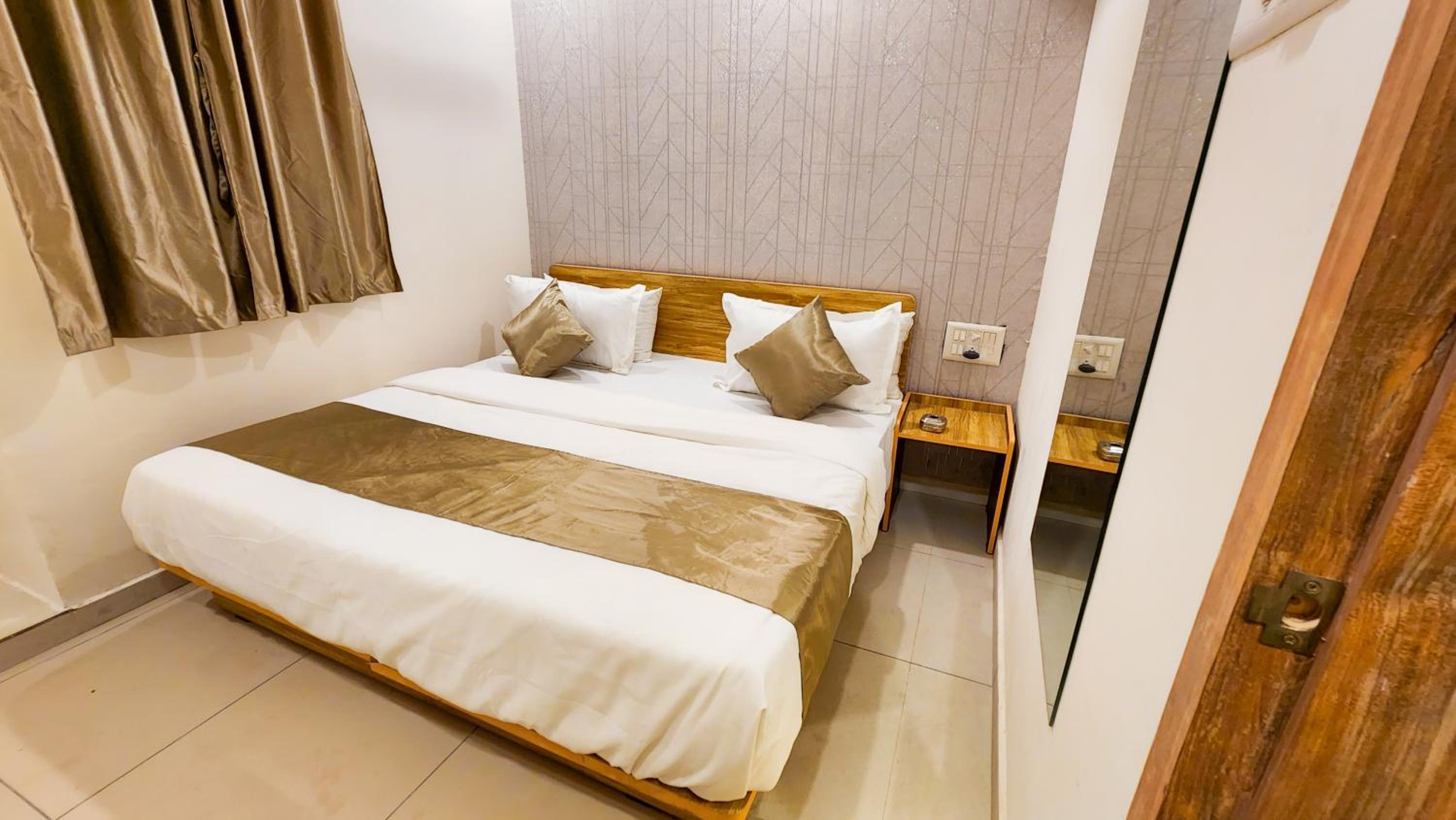 Deluxe Double Room - Photo 11