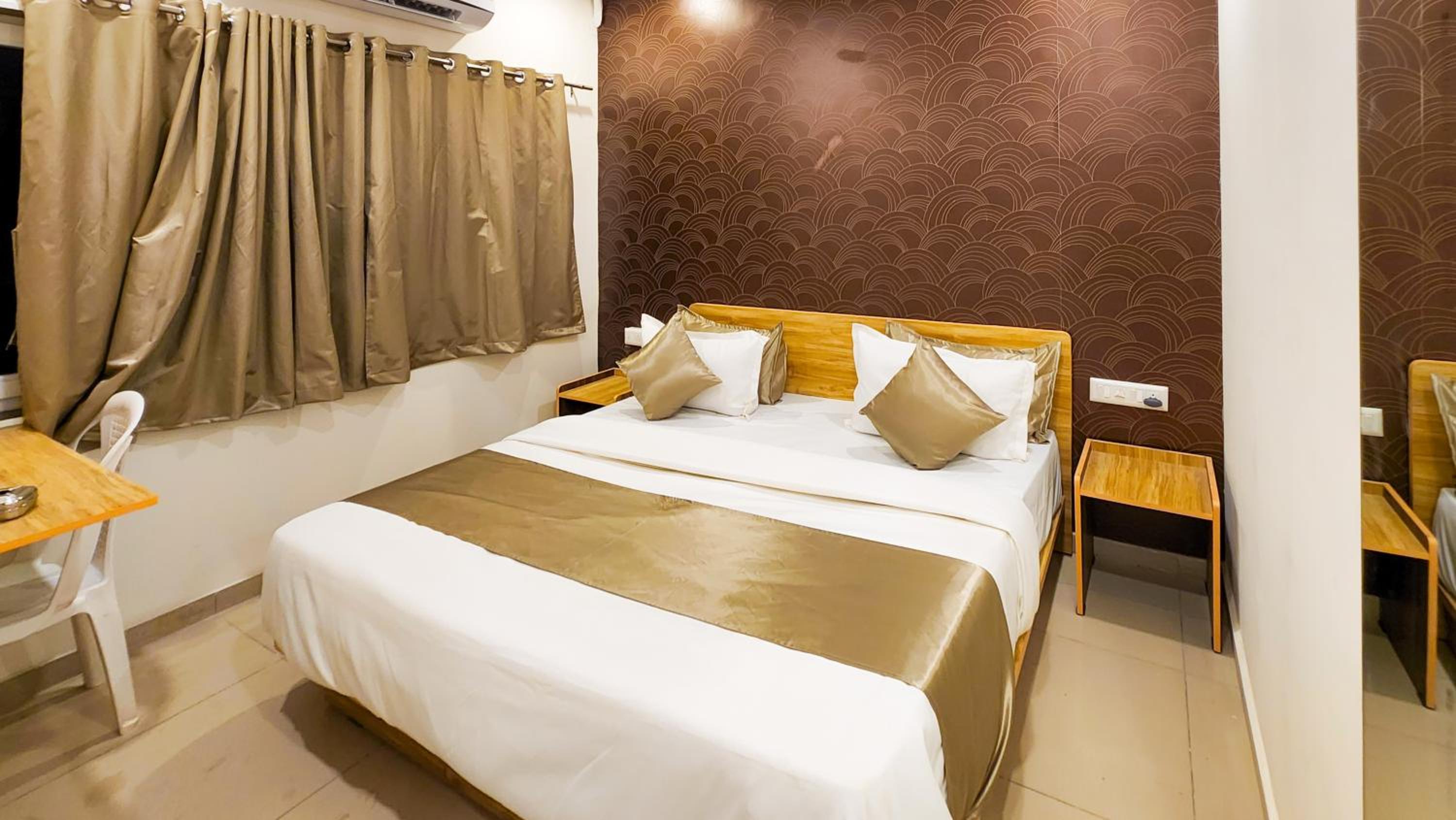 Deluxe Double Room - Photo 9