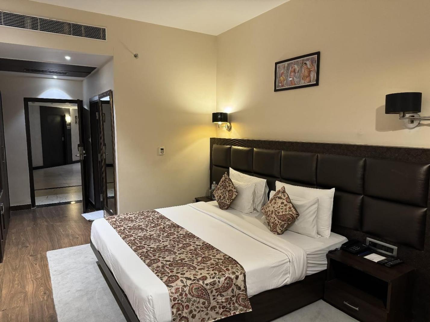Standard King Room - Photo 3