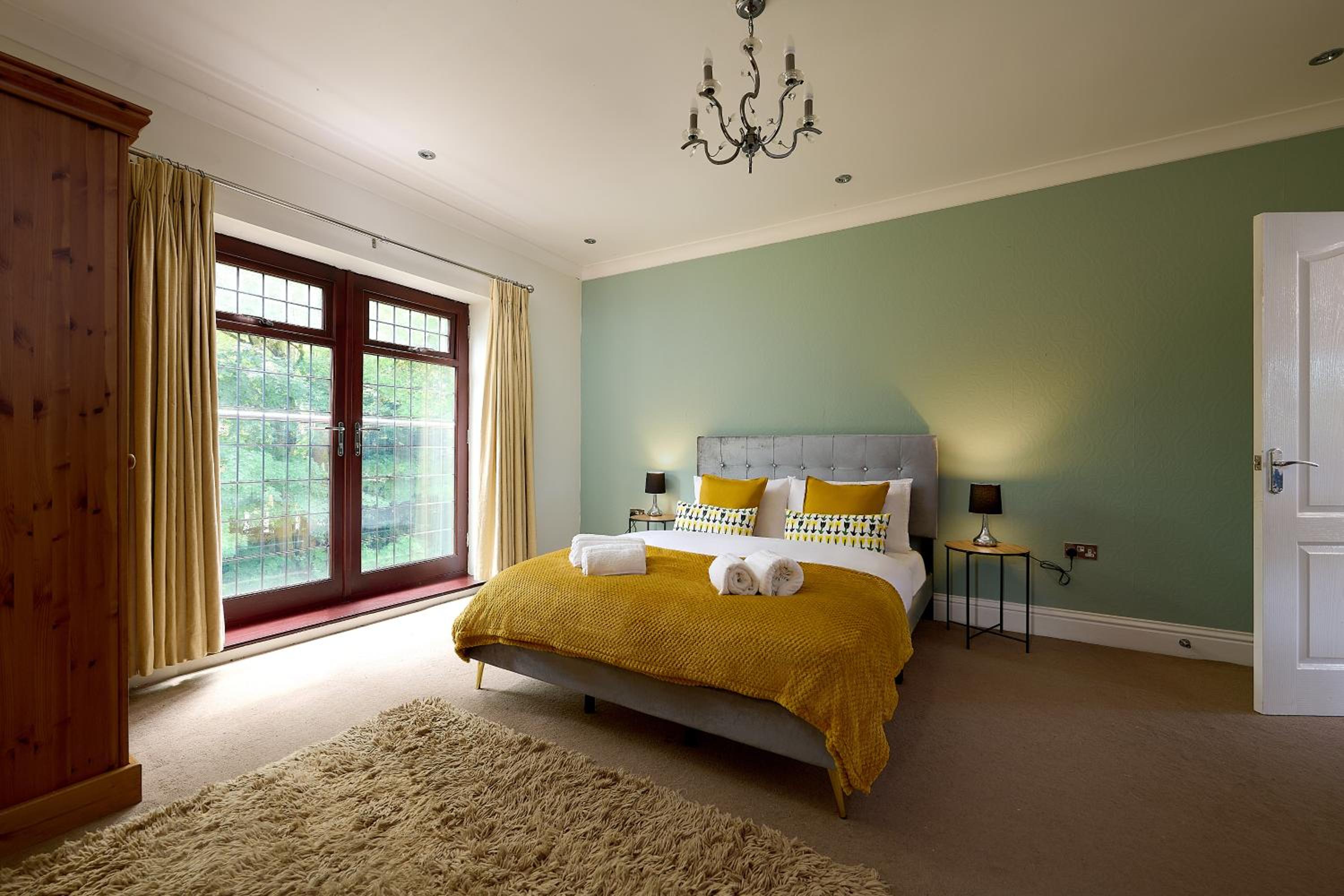 Seven-Bedroom House photo 1
