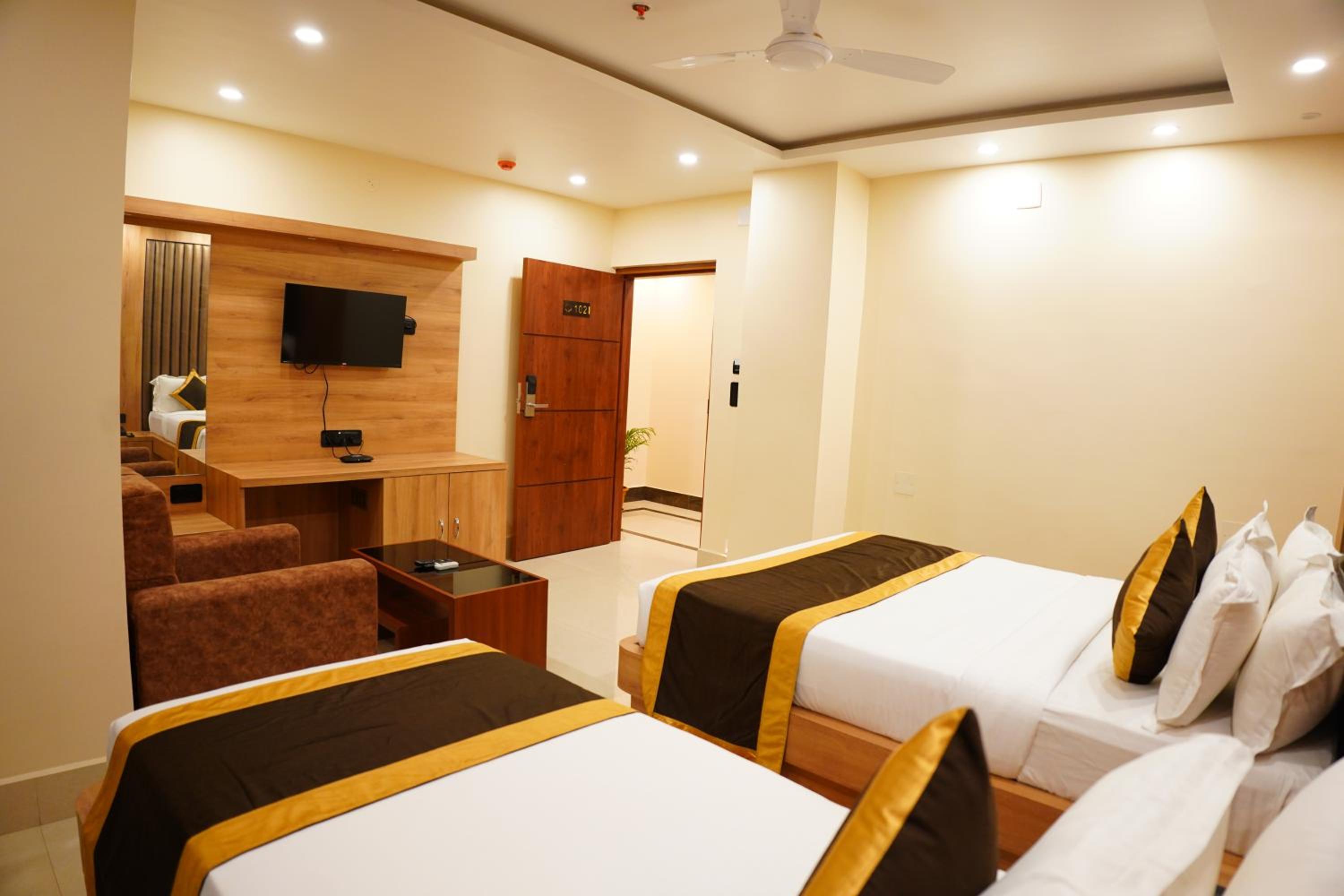 Superior Triple Room photo 3
