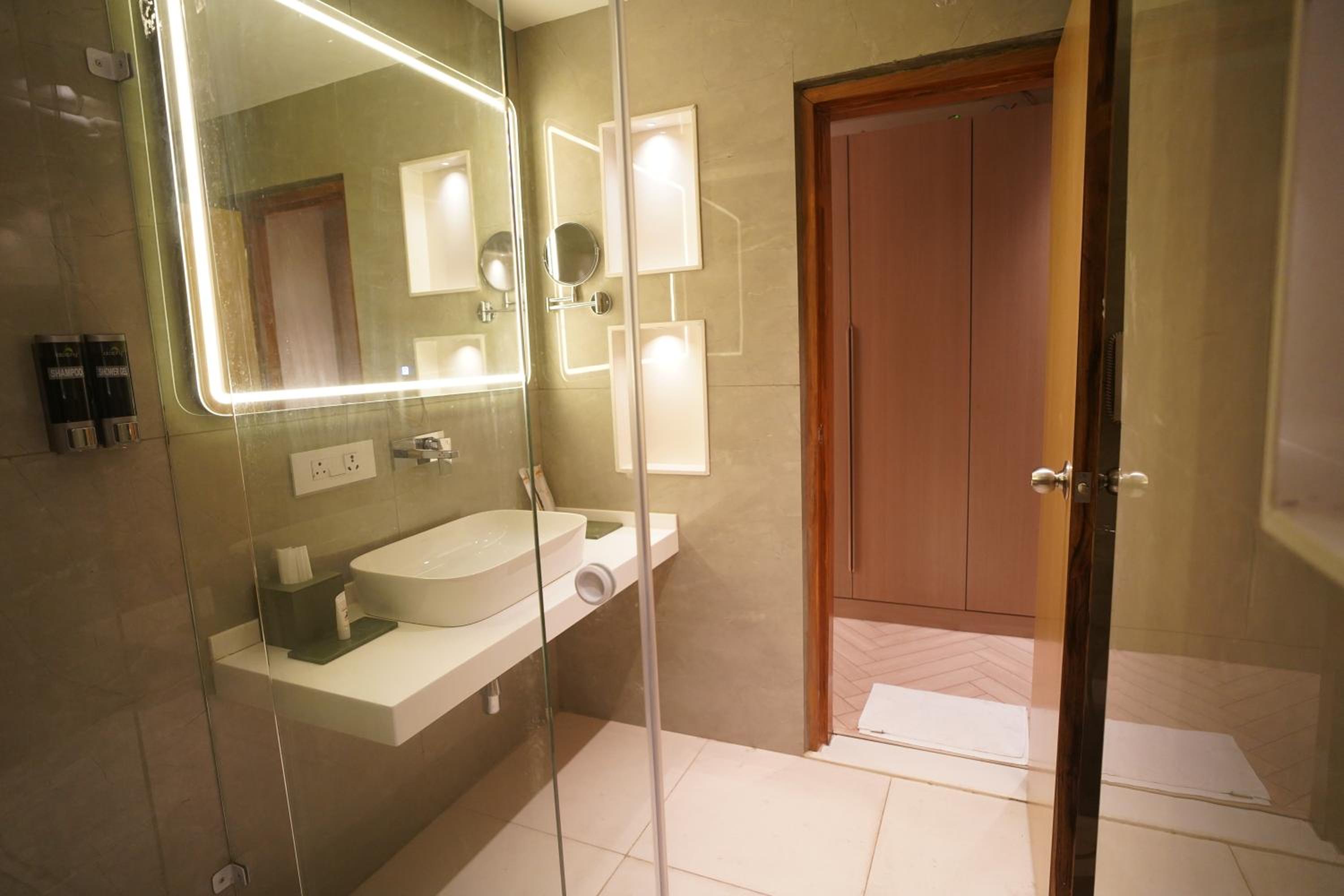 Standard King Room - Photo 15