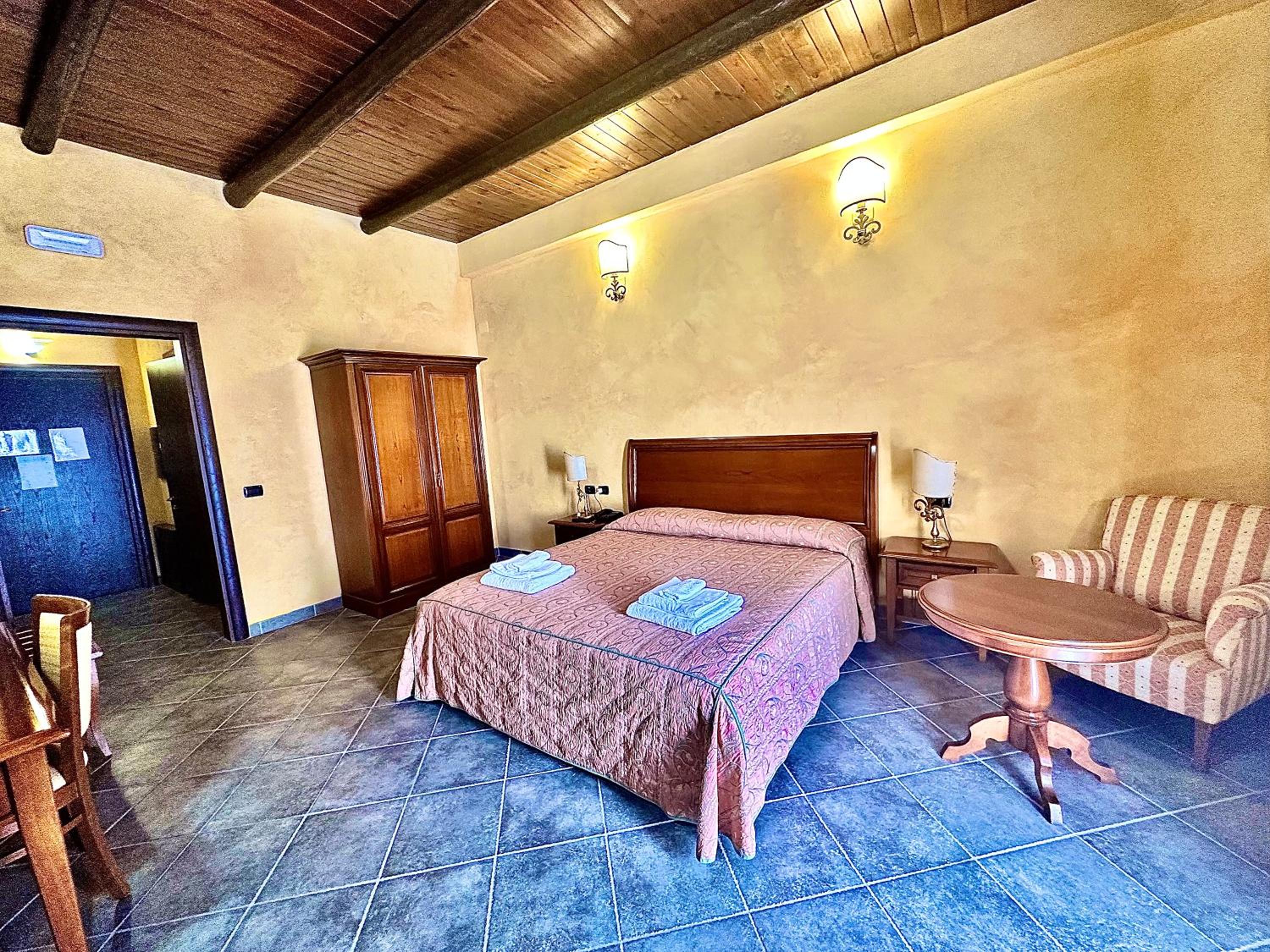 Deluxe Double or Twin Room - Photo 8