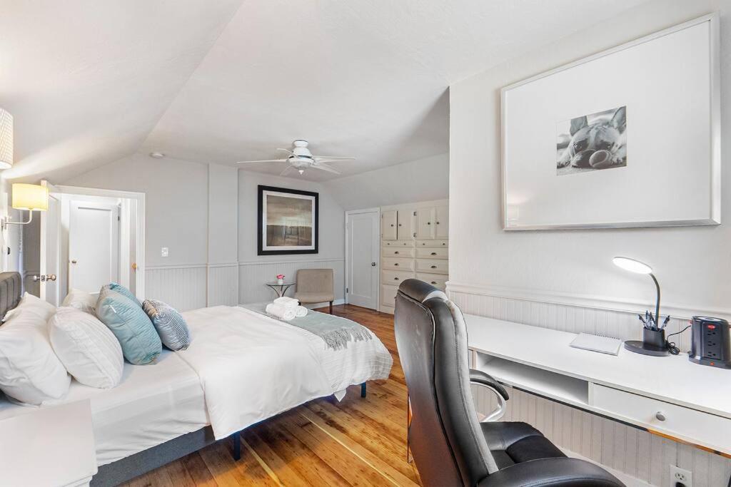 Six-Bedroom House photo 2