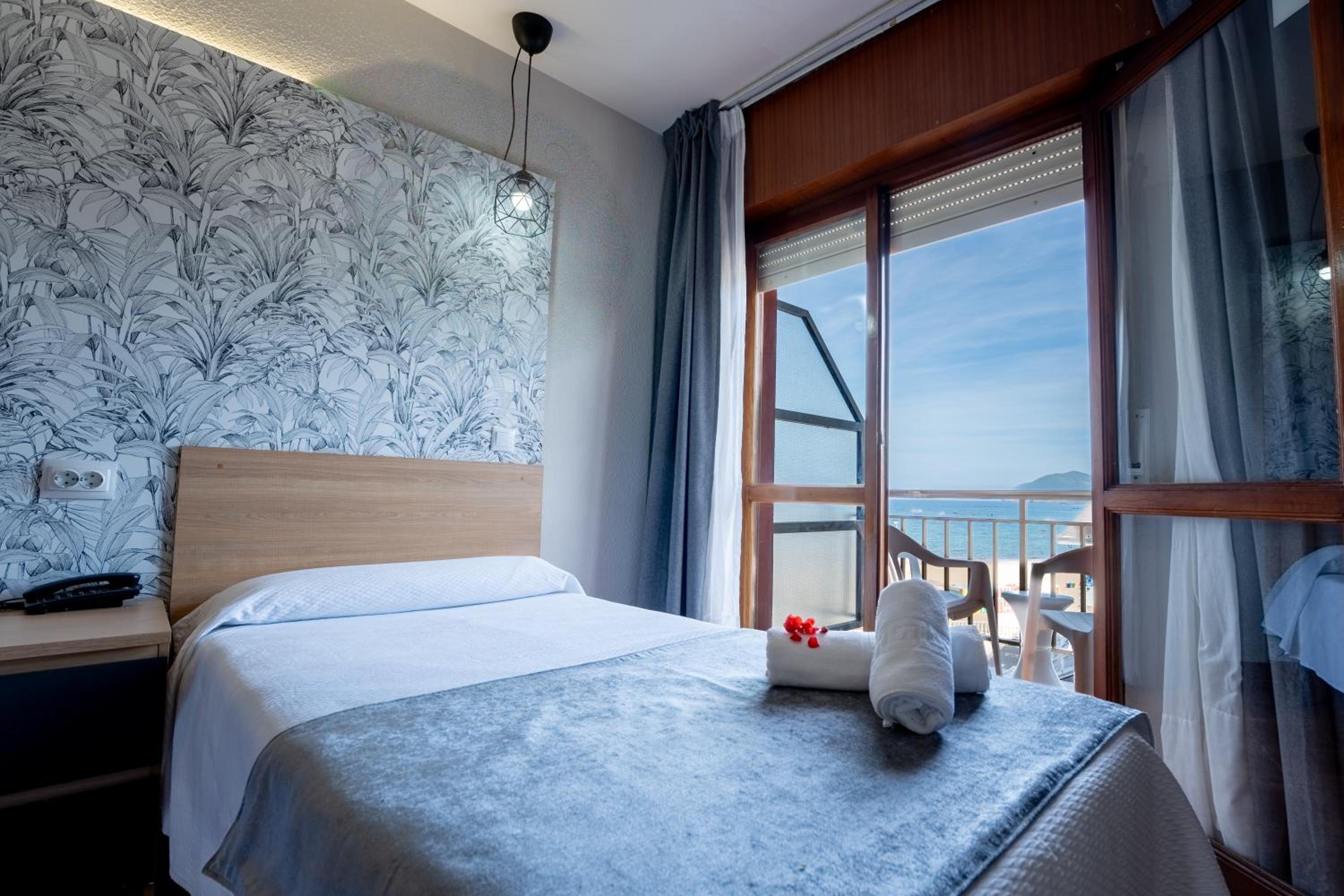 Habitación triple con vista al mar.